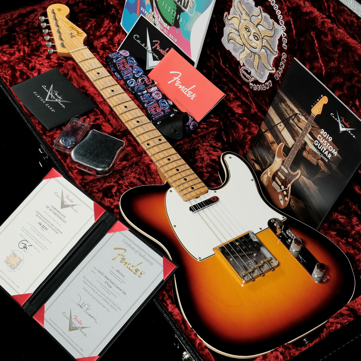 Fender Custom Shop / Limited Edition Eric Clapton Blind Faith Telecaster by Todd Krause Faded 3-Color Sunburstがユーズドが入荷！！ 2019年製の本機、ブラインド・フェイス時代にEric Claptonが愛用していたモデルを忠実に再現した1本です。製作担当はEric Claptonモデルを数多く手掛けるTodd Krause、国内入荷は当時3本のみというプレミアムな1本です。 1969年6月7日、ロンドンのハイドパークで10万人以上の大観衆の前に行なわれたブラインド・フェイスのデビュー・コンサートでクラプトンが手にしていたのが本モデルのベースになっているモデルです。今ではクラプトンが使用したアイコニックなギターの一つとして知られていますね。 本機のボディは2-Piece Select Alder。ネックは1-Piece Maple V-Shape with Stratocaster Headstock、ブラウニーと同等のメイプル指板ネックに交換したのを忠実に再現しています。 ピックアップはCustom Shop Hand-Wound '63 Single-Coil Teleを搭載しています。 レリック加工の仕上げの為、使用感などは判断が難しいところですが非常にキレイな状態を保っています。トラスロッドにも当然余裕があり、プレイコンディションも良好です。 付属品はクラプトン直筆サイン入りの認定書にカスタム・ストラップ、特別ロゴが入ったデラックス・ハードシェル・ケースなどすべて揃っています。 まさにプレミアムな1本、ぜひこの機会にご検討くださいませ。 ※誠に恐れ入りますが商品の特性上、石橋楽器内の他店舗・移動でのご案内は全て御遠慮させていただきます。お問い合わせは石橋楽器渋谷店にお願い申し上げます。 ■商品ランク:A：美品。細かい傷あり ■製造国:アメリカ ■製造年:2019 ■保証:12ヶ月 ■シリアルナンバー:XN2534 ■ケース:ハードケース/純正 ■重量:3.24 kg ■フレット残り:残り充分 ■トラスロッド:締め/緩め方向に余裕あり ■ネックコンディション:良好 ■説明書:なし ■他付属品:認定書、ストラップ、その他ペーパー類、付属品一式 ■備考：その他付属品は画像に写っているもののみとなります。 ----------------------------- ▼必ずお読み下さい ※こちらの商品は中古品の現物1点限りでございます。 ※中古品につき、使用による傷・打痕等、写真に写りにくい傷がございます。予めご了承くださいませ。 ※店頭及び、複数のモールに掲載されているため、販売状況・在庫状況にはタイムラグがあり、リアルタイムではございません。 その為、ご注文時に既に売却済となっている可能性がございます。