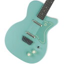 POPなデザインと取り回しの良さで定番シリーズであり続ける「Danelectro(ダンエレクトロ)」の「56 Single Cutaway Guitar」！曲線で美しくデザインされたドルフィンヘッドの印象的なモデル。ハイフレットの操作性の高いシングルカッタウェイを備え、メゾナイト素材のセミホロウボディとリップスティック・ピックアップの組み合わせによる明るくスイートなサウンド。また、ダンエレクトロでは珍しい細やかな調整が可能なメタルサドルを採用。更に開放弦と押弦時のサウンドの均一性を実現するメタルナットを採用と高い実用性を備えたモデルです。DANELECTRO1947年にから現在に至るまでDANELECTROは長きに渡り、エレキギターをより多くの人に手にしてもらいたい思いから、よりよいギターをより低価格で提供することを目指しあらゆる工夫をしてきました。ここにしかないルックス、サウンドは長きに渡りたくさんのユーザーから愛されてきました。その独自のセンスは現代では新しくもあり、懐かしくもある、唯一無二の存在といえます。先人たちが愛し、今なお色褪せることのないDanelectro製品はきっとあなたを今までに感じたことのない世界へ誘うことでしょう。付属品ギグバッグ、正規代理店保証書※画像はサンプルです。杢目は1本1本異なりますので予めご了承ください。■複数のモールに掲載されているため、売却に伴う商品情報の削除は迅速を心掛けておりますが必ずしもリアルタイムではございませんので、　ご注文後に万一売り切れとなっておりました際は誠に申し訳ございませんがご容赦くださいませ。 製品仕様 ボディーメゾナイト（セミ-ホロウ）ネックメイプルマシンヘッドダンエレクトロ・オリジナルチューナーピックアップ2-リップスティックコントロール2-ボリューム、2-トーン、トグルスイッチブリッジローズウッドサドルハードウェアクローム / ゴールド（ホワイト）スケール636mm