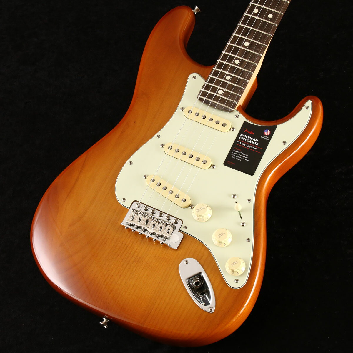 American Performer Stratocaster カリフォルニア州のコロナ工場で製造されるAmericanPerformer Stratocaster は、USA 製フェンダーならではのオー センティックなトーンとフィーリングを提供し、パフォーマンスにインスピレーションを与えるモダンスペックを随所にフィー チャーしています。 本モデルは、American Performer シリーズのために特別に開発された、リッチで表情豊かなトーンを奏でるYosemite(TM)シングルコイルピックアップを搭載しています。Yosemite (TM)ピックアップは高出力を実現する面取りのないポールピースのスタッガード仕様となっており、ピックアップをシェラック溶液でポッティングすることでフィードバックを抑制しながらダイナミックなサウンドを奏でます。 またAmerican Performer Stratocaster はトーンを絞った際に低域も同時に適量アッテネートするGreasebucket(TM)トーンサーキットを搭載し、音の濁りを防ぎます。さらに全てのスイッチポジションでネックピックアップを有効にするプッシュ／プルコントロールを装備し、トーンの幅を広げることが可能です。 9.5 インチラジアス指板のModern C シェイプネックには22本のジャンボフレットを装備し、スムーズかつ正確なベンディングが行えます。 ■付属品：ギグケース、メーカー正規保証書、トレモロアーム 主な仕様 Body MaterialAlder Body FinishGloss Body ShapeStratocasterR Neck MaterialMaple Neck FinishSatin Urethane Neck ShapeModern "C" Scale Length25.5" (648 mm) Number of Frets22 Nut MaterialSynthetic Bone Nut Width1.685" (42.8 mm) Truss RodStandard Truss Rod Nut1/8" American Series Bridge PickupYosemite? Singe-Coil Stratocaster Middle PickupYosemite? Single-Coil Stratocaster Neck PickupYosemite? Single-Coil Stratocaster ControlsMaster Volume, Tone 1. (Neck & Middle Pickup), Tone 2. Greasebucket? Tone Circuit (Bridge Pickup) Switching5-Position Blade: Position 1. Bridge Pickup Position 2. Bridge and Middle Pickup Position 3. Middle Pickup Position 4. Middle and Neck Pickup Position 5. Neck Pickup ConfigurationSSS Bridge6-Saddle Vintage-Style Synchronized Tremolo Hardware FinishNickel/Chrome Tuning MachinesFender ClassicGear? Control KnobsAged White Switch TipAged White Neck Plate4-Bolt ■保証:2年 JAN 0885978952649 個体情報 シリアルナンバー　US23060820 重量　3.45kg