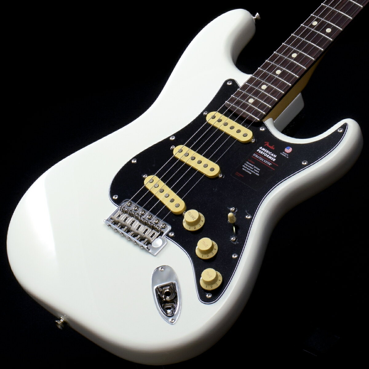 American Performer Stratocaster カリフォルニア州のコロナ工場で製造されるAmericanPerformer Stratocaster は、USA 製フェンダーならではのオーセンティックなトーンとフィーリングを提供し、パフォーマンスにインスピレーションを与えるモダンスペックを随所にフィー チャーしています。本モデルは、American Performer シリーズのために特別に開発された、リッチで表情豊かなトーンを奏でるYosemite(TM)シングルコイルピックアップを搭載しています。Yosemite (TM)ピックアップは高出力を実現する面取りのないポールピースのスタッガード仕様となっており、ピックアップをシェラック溶液でポッティングすることでフィードバックを抑制しながらダイナミックなサウンドを奏でます。また、American Performer Stratocaster はトーンを絞った際に低域も同時に適量アッテネートするGreasebucket(TM)トーンサーキットを搭載し、音の濁りを防ぎます。さらに全てのスイッチポジションでネックピックアップを有効にするプッシュ／プルコントロールを装備し、トーンの幅を広げることが可能です。 9.5 インチラジアス指板のModern C シェイプネックには22本のジャンボフレットを装備し、スムーズかつ正確なベンディングが行えます。 主な仕様 Body Material AlderBody Finish GlossBody Shape Stratocaster(R)Neck Material MapleNeck Finish Satin UrethaneNeck Shape Modern "C"Scale Length 25.5" (648 mm)Fingerboard Material RosewoodNumber of Frets 22Nut Material Synthetic BoneNut Width 1.685" (42.8 mm)Position Inlays White DotsTruss Rod StandardTruss Rod Nut 1/8" American SeriesBridge Pickup Yosemite (TM) Singe-Coil StratocasterMiddle Pickup Yosemite(TM) Single-Coil StratocasterNeck Pickup Yosemite (TM) Single-Coil StratocasterControls Master Volume, Tone 1. (Neck & Middle Pickup), Tone 2. Greasebucket(TM) Tone Circuit (Bridge Pickup)Switching 5-Position Blade: Position 1. Bridge Pickup Position 2. Bridge and Middle Pickup Position 3. Middle Pickup Position 4. Middle and Neck Pickup Position 5. Neck PickupConfiguration SSSBridge 6-Saddle Vintage-Style Synchronized TremoloHardware Finish Nickel/ChromeTuning Machines Fender ClassicGear (TM)Pickguard 3-Ply BlackControl Knobs Aged WhiteSwitch Tip Aged WhiteNeck Plate 4-Bolt ■シリアルナンバー：US23071659 ■重量：3.47kg ■付属品：ギグケース、メーカー正規保証書、トレモロアーム