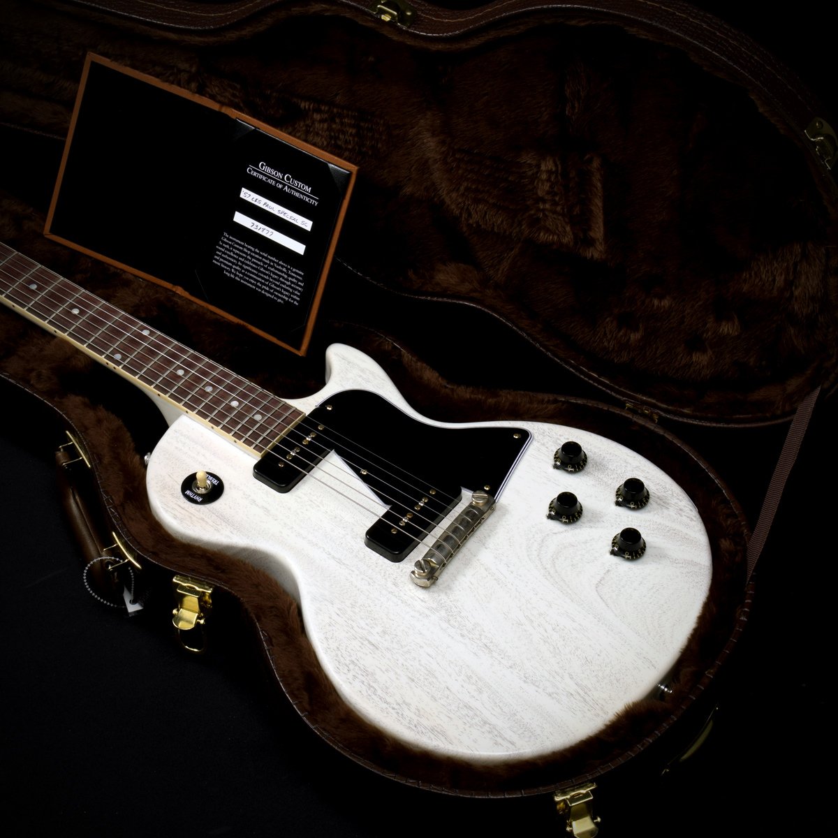 「TV White」フィニッシュを採用した、1957 Les Paul Special Single Cutが入荷！！ フラットなマホガニーボディーに、2基のP-90ピックアップというシンプルかつ味わい深いモデル。マホガニー特有の甘く太いサウンドと、シャープなP-90ピックアップのマッチングは素晴らしく、両者が相まった幅広い音響特性と、シングルピックアップ特有のピッキング強弱に関わるダイナミックレンジは感情表現の幅を豊かにし、ジャンルを超えて幅広い支持を集めています。 ネックシェイプは『50s Rounded Medium C』としており、ギブソンらしい肉付きを感じさせますが、過去にあった太すぎる感じではなくナイスなフィーリングです。 サウンドを決める特徴の一つにそのラップアラウンドスタイルのバーブリッジ。そのテールピースと一体化したブリッジは、弦振動をボディトップへと逃がす事のない理想的なものといえ、ギブソンを追って止まないP社のノントレモロモデルにも採用されているのは周知の事実。またストップテールピース部分がない分、スッキリとした洗練されたルックスを実現してくれます。 導管がくっきりと出た「TV White」フィニッシュはビンテージ感もタップリで、クールなルックスが特徴です。 近年はあまり製作されておりませんでしたので、気になる方はお早めにお問い合わせくださいませ！ 主な仕様 Body : 1-Piece Solid Mahogany Neck : Solid Mahogany Neck Profile : 50s Rounded Medium C Fingerboard : Indian Rosewood, Hide Glue Fit Tailpiece : Wraparound Bridge : Wraparound Rhythm Pickup : Custom Soapbar P90 Lead Pickup : Custom Soapbar P90 Controls : CTS 500K Audio Taper Potentiometers, Paper-in-Oil Capacitors ■シリアル : 731877■重量 : 3.69 kg■JAN : 4570156001382 ■付属品 : 認定証、ハードケース、正規保証（要ユーザー登録） 複数のサイトに掲載しておりますため、他のサイトにて既にご販売済みである場合もございます。 売却に伴う商品情報の削除は迅速を心掛けておりますが、ご注文後に万一売り切れとなっておりました際は誠に申し訳ございませんがご容赦くださいませ。