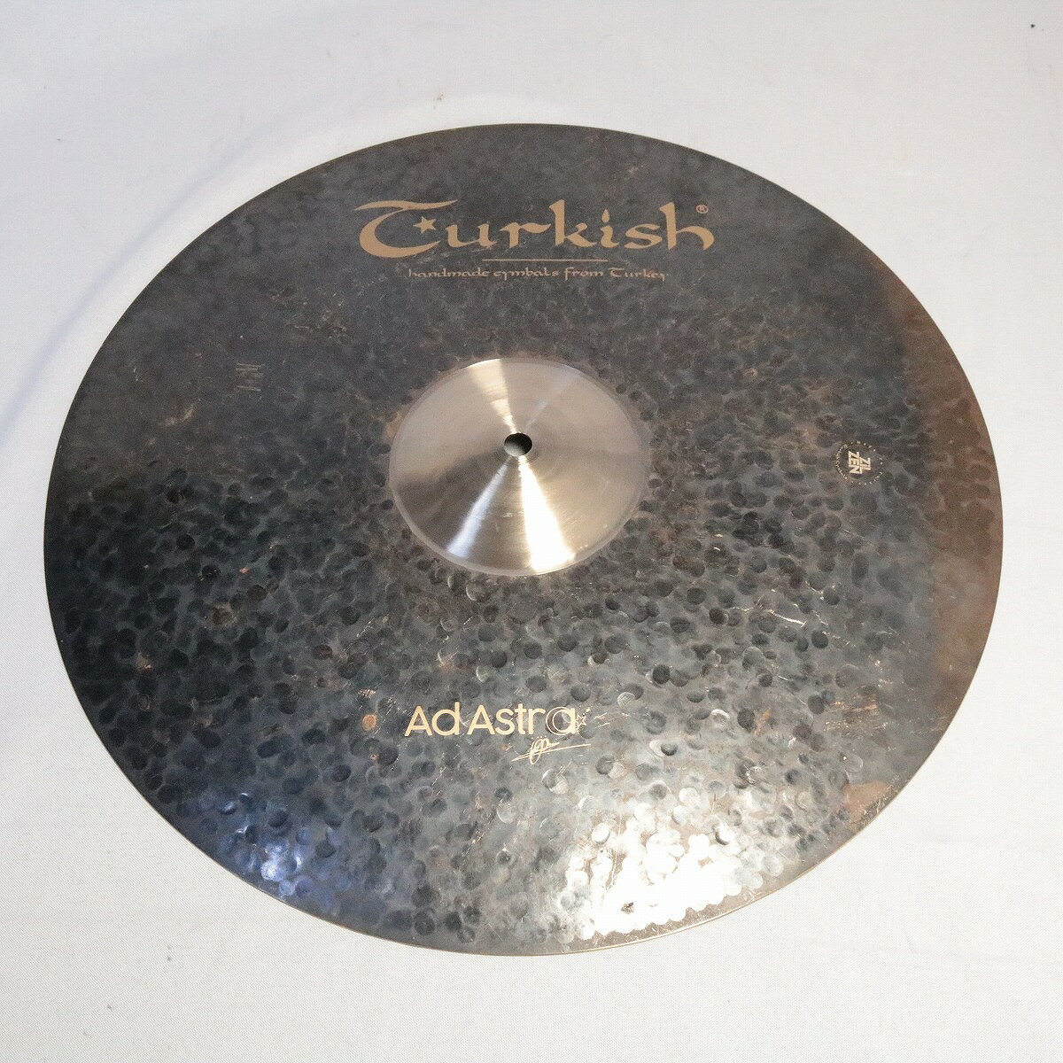 ■AD Astra シリーズ byオズギュル・ジャン・オネイ トルコのドラマーオズギュル・ジャン・オネイのプロデュースモデル。 近年人気の「ドライでダーク」なサウンドキャラクター。 入念に施されたハンドハンマリングによる、ディープでリッチなサウンド、 レイジングはカップのみに施され、サステインはドライですが、 特殊な仕上げによりナチュラルなレスポンスを両立しており、 個性的ながらあらゆる場面で活躍できるキャラクターは特徴です。 18インチクラッシュはミディアム程度なウェイトで適度なパワー感。 ダーク倍音、低めのピッチで余分なサステインをコントロールしたサウンドです。 サイズ：18インチ ウェイト：1478g ※店頭でも展示販売している商品に付き、指紋等が付着している場合がございますが、 サウンド、クオリティには問題ございません、予めご了承くださいませ。