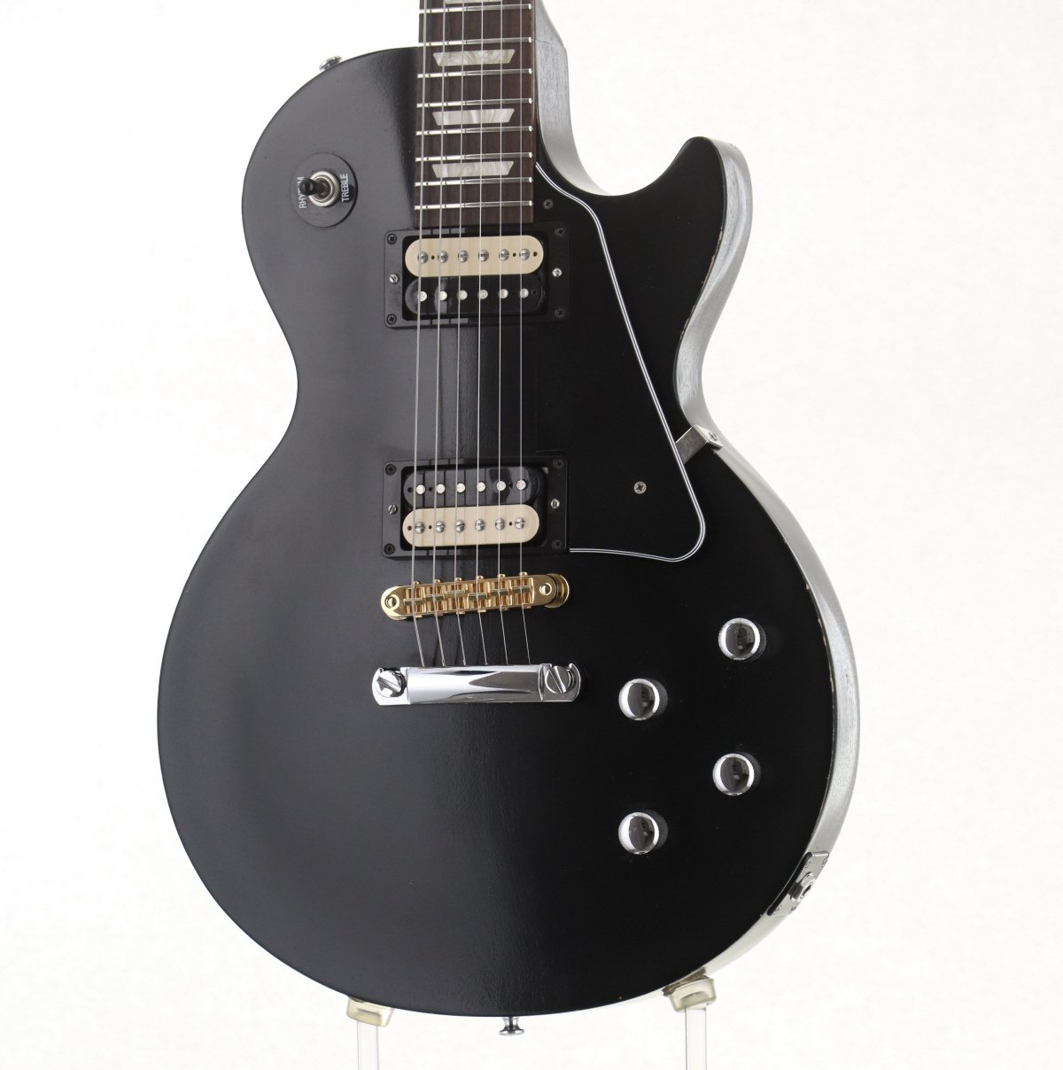 スタインバーガー・ギアレス・チューナーを搭載したLes Paul Future Tributeのブリッジなどを変更した個体です。 ブリッジとテイルピースが非純正品に交換されております。なお元々のパーツは付属致しません。またピックガードが後付けされております。 フレット擦り合わせとバリ取りを行っております。 ヘッドにて打痕と塗装剥がれが見られ、ボディとネック裏にて塗装剥がれを伴うキズや打痕が多く、特にボディ側面にて塗装剥がれが目立ち、金属パーツにてくすみやピッツがございます。 その他擦れやくすみなどございますが、コンディションは良好です。 ■ネックコンディション:良好 ■トラスロッド:締め/緩め方向に余裕あり ■フレット残り:70-80％ ■製造年:2012年 ■製造国:アメリカ ■ケース:ソフトケース/純正 ■付属品:無し ■商品ランク:B：かなり、傷＆使用感はあるが、通常使用する用途において問題なし ■シリアルナンバー:131320383 ■重量:3.74kg ■保証:12ヶ月 情報更新は迅速を心がけておりますが、店頭販売中の商品の為万が一売切れの際はご容赦の程お願い申し上げます。