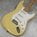 FENDER JAPAN / ST57-140YM PYW Yngwie Malmsteen中古入荷しました！ スモールヘッド仕様のST57をベースとしたイングウェイシグネイチャーモデル。 特徴的なスキャロップ指板とジャンボフレットは勿論、Dimarzio DP117（HS-3）をフロントとリアに使用しており、ナットはブラスナットを使用するなど、カスタムエディションらしい仕上がりとなっています。 ネックポケット付近に塗装クラックがございます。 またボディトップに多数の擦り傷や打痕、ボディ裏に長めの塗装クラックが多数ございます。 ネックサイド及び裏に数か所の打痕がございます。 ピックアップカバー/バックパネルがミントカラーのものに交換、ブリッジサドルも交換されております。Volume/Toneノブも交換されているものと思われます。 その他細かい擦り傷や打痕、金属パーツのくすみはございますが入荷後クリーニング、全体調整済みで演奏コンディションは良好です。 ■トラスロッド：締め方向余裕あり/緩め方向余裕あり ■ネックコンディション：問題なし ■フレット：7割残り ■ケース：ソフトケース ■シリアルナンバー：U006493 ■重量：3.50kg ■保証：12ヵ月 ■商品ランク:B:かなり傷＆使用感はあるが、通常使用する用途において問題なし