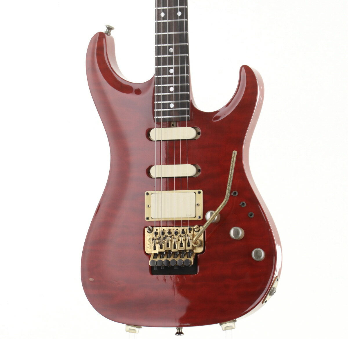 Carruthers Guitar / Order Model SSH FR Quilt Top Translucent Redが中古で入荷。 現在でもなおトッププレイヤー達に使用され続けているギターの1つ、Carruthers Guitar。 フレットすり合わせ、ポット交換。 全体的に傷や打痕、ゴールドパーツにくすみ、錆び等使用感は強めです。 ■トラスロッド：ロッド左右60度まで確認済みにて問題なし ■ネックコンディション：問題なし ■フレット：十分 ■ケース：ハードケース ■付属品：アーム ■シリアルナンバー:1457 ■重量（kg）:3.45 ■保証:12ヵ月 ▼必ずお読み下さい ※こちらの商品は現物1点限りでございます。 ※店頭及び、複数のモールに掲載されているため、販売状況・在庫状況にはタイムラグがあり、リアルタイムではございません。 その為、ご注文時に既に売却済となっている可能性がございます。誠に申し訳ございませんが、予めご了承下さいませ。 商品ランク:B