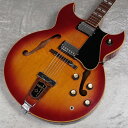 Gibson / Barney Kessel Regularが入荷しました。 PUはデカールナンバードPAF、ペグはKLUSON DELUXE刻印の2コブを搭載。POTDATE金属製のカバーが取り付けられており未確認です。 ストラップピン・ナット・フレット交換、塗装全体ウェザーチェック・オーバーラッカーあり、トップジャック仕様に変更されておりボディサイド埋め修正あります。 ボディトップ経年変化によりフロントPU周辺割れ・バインディング剥がれあり、弦高が2.6mmほどで現状より下がらない状態です。 そのほかFホール内CBGと鉛筆で書き込みあり、ヘッドインレイ塗装剥げ等ダメージあります。 ■ケース：ハードケース（取っ手補修あり） ■シリアルナンバー：896565 ■重量：2.95kg ■保証：12ヵ月 ■商品ランク:B:かなり、傷＆使用感はあるが、通常使用する用途において問題なし