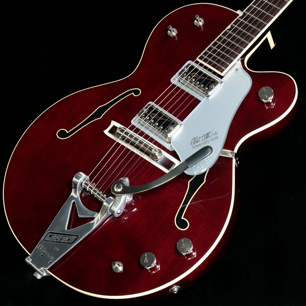 ロックンロールの初期に先祖返りしたモデル、G6119T-62Vintage Select Edition '62TennesseeRoseHollow Body with Bigsbyは、グレッチの名前を一般的なものにしたサウンドとスタイルを備えた、堅実なパフォーマーです。 共鳴性に優れたこのユニークなトーンは、どんなに音が混じった状態で明確に聴こえ、我々の「That Great Gretsch Sound」の中でも際立ったモデルです。 豊かなサウンドのTV JonesR Hilo'Tron PU2基は、ギターの自然なトーンを反映し、 生き生きとしたレスポンスで、幅広い音色を生み出します。 パラレルトーンバー・ブレイシングは、リアルなヴィンテージ・トーンを生み出すために、内部でボディトップとバックを繋ぎます。 従来のグレッチらしいコントロール、個々のPUボリュームコントロール、マスターボリューム、クラシックな3ポジション・トーンスイッチを使用することで、PUのサウンドをブレンドして形成し、無数のトーンバリエーションを生み出せます。 グレッチの新しい“Squeezebox”ペーパーイン・オイルコンデンサーを使用すると、信じられないほどに洗練された、ヴィンテージらしい高音域を入手できます。 ピン留めされたロッキングバーブリッジは、Bigsby B6CVTビブラートテールピースと連携して、安定したチューニングを実現。 ヴィンテージ・スタイルのボーンナットにより、溝の詰まりに拘束されることなく、弦を自由にスライドできます。 標準の“U”字型メイプルネックに、22フレット仕様のラジアス12インチ(304.8ミリ)のローズウッド指板をしあらゆるスタイルでお使い頂けます。 ピュアなトーンと快適な演奏性のために設計されたこのギターは、ニッケルメッキ加工のGアロー・コントロールノブ、黒い縁飾り付きのエイジド・ホワイトバインディング、耐久性のあるグロスウレタン・フィニッシュ、エイジドパーロイド・サムネイルインレイを採用。 グレッチロゴ入り、厚いヴィンテージ・スタイルのシルバー・プレキシピックガード、ニッケルメッキ加工のGrover Sta-Titeチューナーなど、グレッチファンが望む、伝統的な仕様の約束ごとを備えています。 ギターの“偉大な一時代”にインスパイアされた、味わい深いエレガントな楽器。 G6119T-62 Vintage Select Edition '62 Tennessee Rose Hollow Body with Bigsbyは、いつでも演奏したいと思える、インスピレーションに満ちたギターです。 ■付属品：ハードケース、レンチ、メーカー保証2年、取扱説明書 ■保証：1年 ■シリアルナンバー：JT24010326 ■重量：3.20kg ▼必ずお読み下さい ※こちらの商品は現物1点限りでございます。 ※店頭及び、複数のモールに掲載されているため、販売状況・在庫状況にはタイムラグがあり、リアルタイムではございません。 その為、ご注文時に既に売却済となっている可能性がございます。誠に申し訳ございませんが、予めご了承下さいませ。 製品仕様 Series Professional CollectionColor Deep Cherry StainOrientation Right-HandBody Finish Gloss UrethaneBody Shape Tennessee RoseBody Material Laminated MapleBracing Parallel Tone BarsBody Binding Aged White with Black PurflingBody Depth 1.85" &#40;47 mm&#41;Neck Material MapleNeck Finish Gloss UrethaneNeck Shape Standard "U"Neck Binding Aged WhiteFingerboard Radius 12" &#40;305 mm&#41;Fingerboard Material RosewoodNumber of Frets 22Fret Size Vintage SmallNut Width 1.6875" &#40;42.86 mm&#41;Position Inlays Pearloid Neo-Classic ThumbnailHeadstock Late &#39;50s GretschBridge Pickup TV JonesR Hilo&#39;TronNeck Pickup TV JonesR Hilo&#39;TronControls Volume 1. &#40;Neck Pickup&#41;, Volume 2. &#40;Bridge Pickup&#41;, Master VolumeSwitching 3-Position Toggle: Position 1. Bridge Pickup, Position 2. Bridge and Neck Pickups, Position 3. Neck PickupConfiguration Filter&#39;Tron / Filter&#39;TronBridge Rocking BarTuning Machines Grover V98 Sta-Tite Open-BackPickguard Silver Plexi Pickguard with Embossed "Tennessee Rose"Control Knobs G-ArrowStrings Nickel Plated Steel &#40;.011-.049 Gauges&#41;