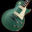 当社オーダーによるスペシャルスペックモデル 1968 Les Paul Standard VOS Inverness Green 。 現在は惜しくもディスコンとなってしまった 1968 Les Paul Standard Goldtop Reissue をベースに、ボディ・トップのフィニッシュをカスタムカラーの一つである Inverness Green にてオーダー。 ダブル・アンティーク・コート による色焼けした雰囲気もベストマッチしており、レトロアメリカンを感じさせるポップながらどこか哀愁を感じさせる美しい仕上がりです。 前述のベース・モデルでは、ヘッドに再生産初年度のレアスペックである クラウンインレイ がございましたが、本機はあえての シルクスクリーンロゴ 仕様にてオーダー。 その他のスペックはベースモデルと同様、ダブルリングのペグ、14度のヘッドアングルに Authentic '68 Medium C-Shape のネックでございます。 ピックアップは Custom Soapbar P-90 を搭載し、キャパシタにはブラック・ビューティーを搭載しております。 カスタムショップによるハイクオリティな製作と遊び心が両立したスペックで、唯一無二のトレードマークとなることは間違いありません。 オーダー数は少ないため、お早めにご検討くださいませ。 ■シリアルナンバー：302498 ■重量：4.04kg ■付属品：ハードケース、箱、認定書、ユーザー登録カード