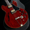 1969年製、Gibson ES-345 TDCSVが入荷しました。 シリアルナンバー：911027、シリアルを見ると1968年に該当しますが、ネックにはスモールボリュートがあり、過渡期と呼ばれいくつかの仕様が混在する1969年製と判断しています。 ミシガン州カラマズー工場製、ワンピース・マホガニーネック、ディープジョイント、ブランコ・テイルピース仕様が特徴です。ピックアップはオリジナルステッカーナンバードPAFを2基マウントしており、当時の素晴らしいサウンドが体感できます。 状態に関しては、塗装面のウェザーチェックや打痕、打ち傷等見られますが、これまでしっかり弾き込まれてきたことが伺い知れます。トラスロッド両方向に余裕あります。 フレット、ナット、ノブ、ペグ、POT、キャパシター、エスカッション、ピックガード交換がございます。またバリトンは外されており、ES-345の見た目そのままにES-335と同様の使いやすさに変更されています。 近年高騰の一途を辿る貴重な60年代のヴィンテージギブソンになります。チェリーの赤みもしっかり残っており美しい1本でもあります。是非お早めにお問い合わせ下さいませ。 ■商品ランク:B+：多少傷はあるが通常使用する用途において問題なし ■製造国:アメリカ ■製造年:1968 ■保証:12ヶ月 ■シリアルナンバー:911027 ■ケース:ハードケース/純正 ■重量:3.61 kg ■フレット残り:60%〜70%程度 ■トラスロッド:締め/緩め方向に余裕あり ■ネックコンディション:良好 ■説明書:なし ■他付属品:なし ■備考：その他付属品は画像に写っているもののみとなります。 ----------------------------- ▼必ずお読み下さい ※こちらの商品は中古品の現物1点限りでございます。 ※中古品につき、使用による傷・打痕等、写真に写りにくい傷がございます。予めご了承くださいませ。 ※店頭及び、複数のモールに掲載されているため、販売状況・在庫状況にはタイムラグがあり、リアルタイムではございません。 その為、ご注文時に既に売却済となっている可能性がございます。