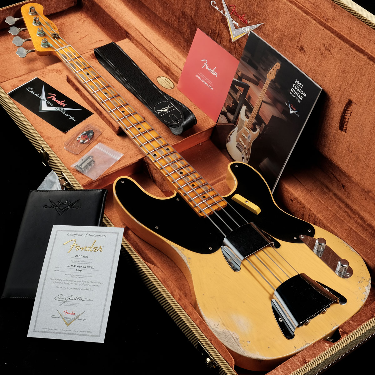 1953年のPrecision Bassをヘヴィーレリックにて再現したカスタムショップモデル!! 1951年にFenderの発明として登場したPrecision Bassは、前年に登場したテレキャスターのデザインの影響を大きく受けたものでした。 バタースコッチブロンドとブラックガード、シングルコイルのピックアップなどを備えた57年にフルモデルチェンジするまでのデザインはOriginal Precision Bass（OPB）と呼ばれます。 こちらはOPBの中でも初期の仕様を採用した53年型のモデルとなっております。 ヘヴィーレリックにて仕上げられており、貫禄抜群の一本です!! ボディに「Lacquer(ラッカー)」塗装の「2-Piece Select Ash(アッシュ)」、ネックは「Nitrocellulose Lacquer(ニトロセルロースラッカー)」塗装の「Quartersawn Maple(クォーターソウン・メイプル)」。 ネックシェイプは「51'P BASS "U"」で、指板Rは「7.25"Radius」。フレットサイズは「Medium Vintage 47095」の20フレット仕様。 ピックアップにはハンドワウンドの「Hand-Wound '55 P-Bass Relic」を搭載。 しっかりとした太いネックとエッジのあるボディーシェイプからなる太さのある独特なサウンドはこの仕様ならではです。 イシバシ楽器渋谷店はFender社から認定されているFender Custom Shopの取扱い最高ランクディーラー「SHOW CASE DEALER(ショーケースディーラー)」です。 マスタービルトシリーズやカスタムビルトシリーズ、アーティストシリーズを数多く取扱います。特に他ディーラーを圧倒する当店オーダーの「世界で1本だけのオリジナル」のカスタムモデルは、ヴィンテージスタイルとはまた違った新たなフェンダーギターの可能性を生み出しております。フェンダーカスタムショップ製ギター、ベースをお探しのお客様は、どうぞご利用くださいませ。 ■付属品：認定証、ハードケース、正規保証2年 ■シリアルナンバー:3949 ■重量:4.10kg（フェンス・カバー取り外し時3.95kg） 製品仕様 Finish BodyLacquerBody2-Piece Select AshNeckQuartersawn MapleFinish NeckNitrocellulose LacquerFingerboard-Neck Back-Shape51&#39;P BASS "U"Fingerboard Radius7.25"RadiusFrets20, Medium Vintage 47095PickupHand-Wound &#39;55 P-Bass RelicTunersVintage StyleNutBone