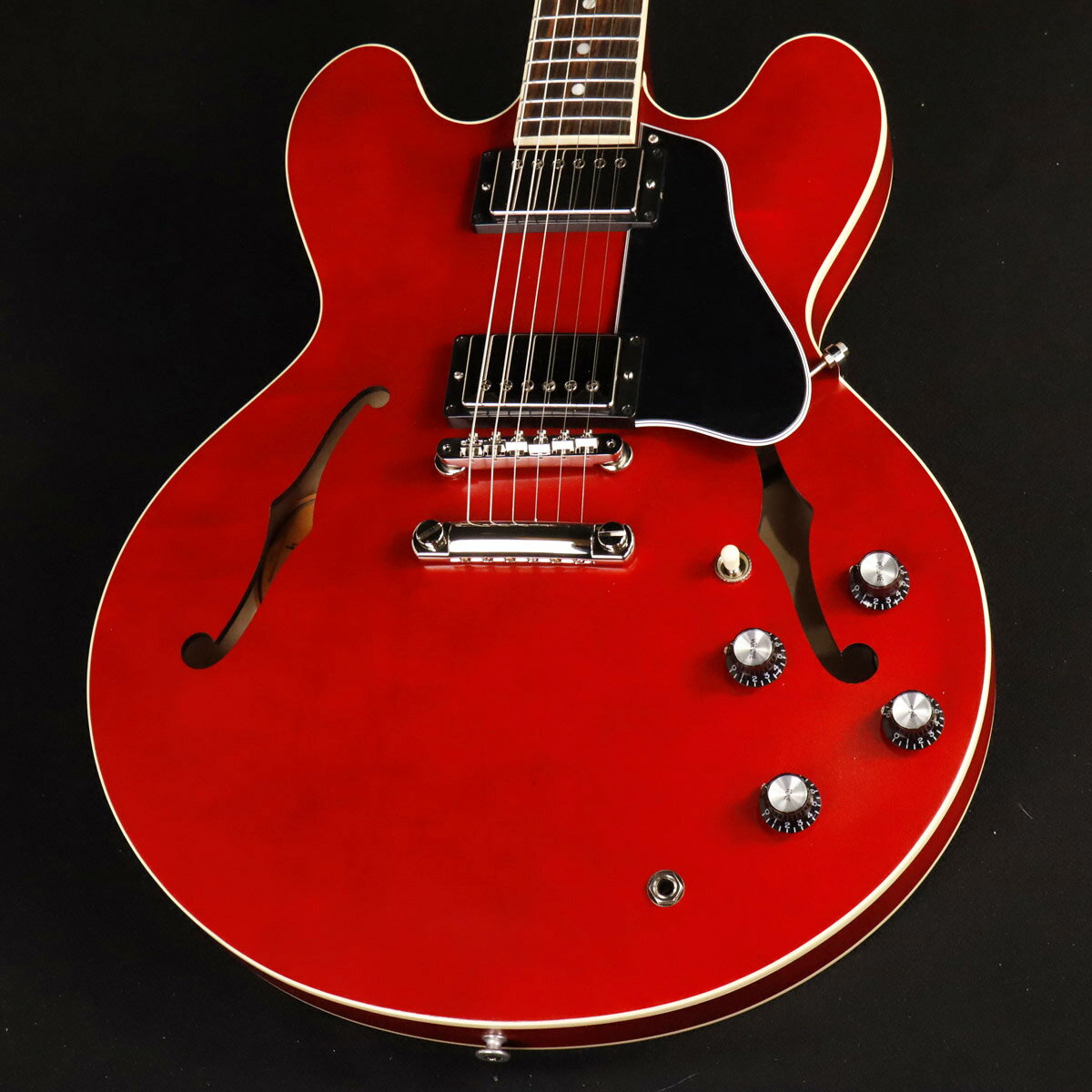 ES-335 Satin Cherryが入荷！ ギブソンES-335ドットは、ギブソンESラインナップにおいて基軸をなすモデルです。 1958年のリリース以来、ギブソンES-335は他を寄せ付けないほどの金字塔を打ち建ててきました。 ハンド・ロールド処理により角が落とされ丸みを帯びた“C”シェイプのマホガニーネック、パーロイド・ドット・インレイが打たれたローズウッド指板を擁し、往時の高いプレイヤビリティを現代に蘇らせています。 ギブソンによりキャリブレート処理されたT-Typeハムバッキング・ピックアップは、ハンドワイヤリングされたコントロール・アッセンブリーと組み合わされています。結果、プレイヤー達が60年以上もの間愛し続けてきた、汎用性の高いギブソンESトーンの誕生です。 安定したチューニング、正確な音程感は、キーストン・ボタン付きのヴィンテージ・デラックス・チューナー、ABR-1ブリッジと軽量なアルミニューム素材のストップ・バー・テイルピースの採用により実現しています。印象的ながらもさりげないサテン・ラッカー・フィ二ッシュで仕上げられており、チェリー、ヴィンテージ・バースト、そしてヴィンテージ・ナチュラルの3色をラインアップ。 主な仕様 Top 3-ply Maple/Poplar/Maple Back 3-ply Maple/Poplar/Maple Bracing Spruce Centerblock Maple Binding Single-ply Cream Finish Satin Nitrocellulose Lacquer Neck Material Mahogany Neck Profile Rounded "C" Scale Length 24.75" / 628.65mm Fingerboard Material Rosewood Fingerboard Radius 12" Number Of Frets 22 Frets Medium Jumbo Nut Material Graph Tech Nut Width 1.7" / 43.053mm End of Board Width 2.26" / 57.404mm Inlays Acrylic Dots Finish Nickel Bridge ABR-1 Tune-O-Matic Tailpiece Aluminum Stop Bar Tuning Machines Vintage Deluxe w/ Keystone Buttons Bridge Style Sloped Modern Belly - Drop in Saddle Tuning Machines Nickel Open Gear Pickguard Black 5-ply Neck Pickup Calibrated T-Type, Rhythm Bridge Pickup Calibrated T-Type, Lead Controls 2 Volumes, 2 Tones & Toggle Switch Case Hard Shell Case ■シリアル : 227230432■重量 : 3.59 kg■JAN : 4580568413642 複数のサイトに掲載しておりますため、他のサイトにて既にご販売済みである場合もございます。 売却に伴う商品情報の削除は迅速を心掛けておりますが、ご注文後に万一売り切れとなっておりました際は誠に申し訳ございませんがご容赦くださいませ。