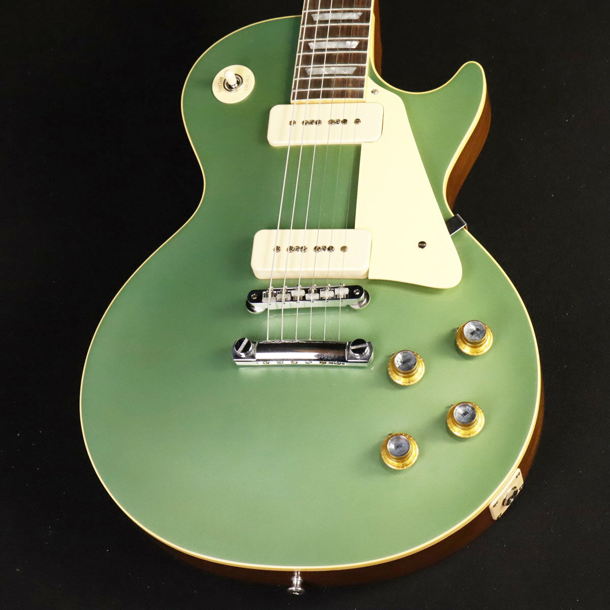 当社オーダーによるスペシャルスペックモデル 1968 Les Paul Standard VOS Inverness Green 現在は惜しくもディスコンとなってしまった 1968 Les Paul Standard Goldtop Reissue をベースに、ボディ・トップのフィニッシュをカスタムカラーの一つである Inverness Green にてオーダー。 ダブル・アンティーク・コート による色焼けした雰囲気もベストマッチしており、レトロアメリカンを感じさせるポップながらどこか哀愁を感じさせる美しい仕上がりです。 前述のベース・モデルでは、ヘッドに再生産初年度のレアスペックである クラウンインレイ がございましたが、本機はあえての シルクスクリーンロゴ 仕様にてオーダー。 その他のスペックはベースモデルと同様、ダブルリングのペグ、14度のヘッドアングルに Authentic '68 Medium C-Shape のネックでございます。 ピックアップは Custom Soapbar P-90 を搭載し、キャパシタにはブラック・ビューティーを搭載しております。 カスタムショップによるハイクオリティな製作と遊び心が両立したスペックで、唯一無二のトレードマークとなることは間違いありません。 オーダー数は少ないため、お早めにご検討くださいませ。 ■シリアル : 400848 ■重量 : 4.19kg ■付属品 : 認定証、ハードケース、正規保証（要ユーザー登録） 複数のサイトに掲載しておりますため、他のサイトにて既にご販売済みである場合もございます。 売却に伴う商品情報の削除は迅速を心掛けておりますが、ご注文後に万一売り切れとなっておりました際は誠に申し訳ございませんがご容赦くださいませ。