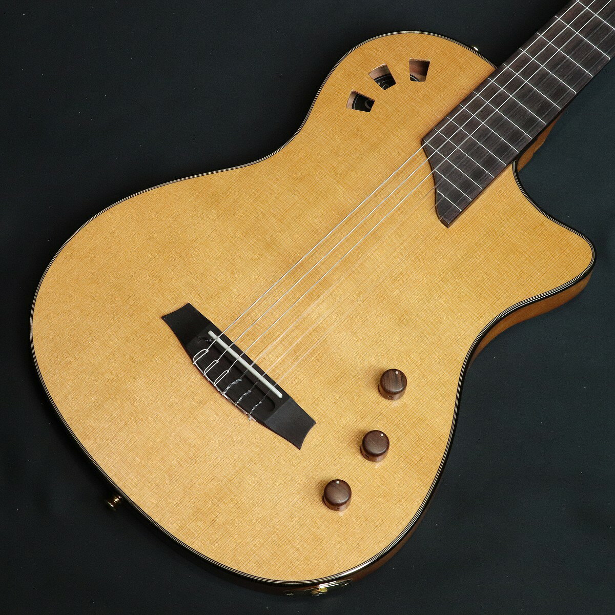 人気のStageギターにシダートップ、52mmナット、12フレットジョイント仕様が登場！ Stage Traditionalは、スペインの伝統的なギターのデザイン要素を取り入れた仕様です。温かみのあるトーンとレゾナンスでクラシックギターの定番であるソリッド・カナディアン・シダー・トップを採用、52mmのナット幅、そしてフラットなローズウッド（もしくはパーフェロー）指板など、クラシック、フラメンコ、スパニッシュ・ギターのバックグラウンドを持つプレイヤーに親しみやすく、また快適な演奏フィーリングを提供できる仕様となっています。また12フレットジョイントであること、心地よいCシェイプのネックを持つステージ・トラディショナルは、チェンバード・マホガニー・ボディと組み合わせることで、クラシックなスパニッシュ・ギターのデザインを体現しているといえます。 ギターの心臓部には評価の高いFishman製”Stage Pickup System”が搭載されており、演奏途中でも簡単にアクセスできるコントロールVolume、EQ、Body BlendノブもStageが人気のポイント。このシステムにより、プレイヤーは好みのアコースティック・トーンを調整することができます。 モダンでステージ映えするエレガットでありながら、生音もそこそこボリュームが有り、驚くほど良好なレゾナンスと、レスポンスの良いナイロン弦のトーンを得ることができます。 また外出の際にも重宝するギグバッグ（リサイクル・ナイロン製）が付属します。 ■付属品：ギグバッグ、メーカー保証書 ■JANコード:0614252347211 ■シリアルナンバー:92330136 ※こちらの商品は店頭展示品の為、画像に写りにくい磨き傷などがある場合がございます。 付属品：ギグバッグ、メーカー保証書 製品仕様 TOPシダー単板BODYチェンバード・マホガニースケール650mmジョイント12フレットナット幅52mm指板パーフェローもしくはローズウッド（※生産ロットによる）指板Rフラットフレット数20BODY厚38mmピックアップFISHMAN STAGE PUシステム付属ケースSTAGE専用ギグバッグ
