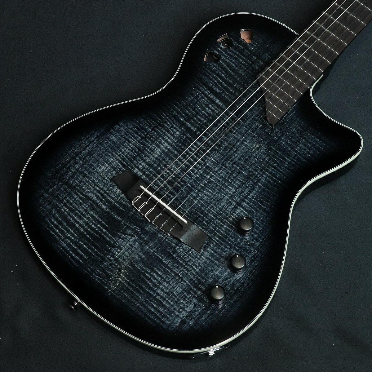 大人気のエレガット コルドバStage Guitar新色「BLACK BURST」登場！ あらゆるステージに対応する、 真のナイロン・ストリング・トーン。 10年以上に亘り、リサーチ、 研究、改良を重ね、ついにナイロンギターのデザインに新たな革命をもたらしました。ステージギターはソリッドスプルースに、薄いソリッドフレームメイプルを張り合わせ、このモデルのために研究された、スプルース材を使用したブレーシングパターンを採用。人間工学に基づいて設計された新しいボディーシェイプはソリッドマホガニーから削り出され、トップ材を張り合わせたホロウボディは豊かなアコースティックの音質を維持しつつ、ステージで扱いやすいボディ厚 40mmを実現。Cordoba Fusionシリーズのネックは 16""ラディアスの指板と48mmのナット幅により、プレーヤーにとって快適な演奏はもちろん、様々なジャンルでご使用いただけるギターです。フレームメープルに施したエッジバーストとポリウレタンによるグロスフィニッシュは、ビジュアル的にも高級感溢れた、大人の雰囲気を醸し出しています。 3ポイント・ピックアップシステムと3つのコントロールを組み合わせたフィッシュマン独自の新システムを採用。 「ボリューム」「ベースレスポンス」「ブレンド」の3つのコントロールを搭載。どんな音量でも自然なアコースティックトーンを得ることができます。Cordoba Stage Guitarにはどこへでも持ち運びが可能なギグバッグが付属しています。ヴィンテージ感のあるデザイン設計にネイビー・カラーのリサイクル・ナイロン仕様。チューナー、ケーブル、プリアンプ、楽譜など、ステージに立つために必要なアイテムが収納可能なポケットが多数、装備されています。また、リュックサックのように使用可能なショルダーストラップシステムと持ち運びに便利なフロントボディのストラップが装備。 ■JANコード:0614252347341 ■シリアルナンバー:72410546 ※こちらの商品は店頭展示品の為、画像に写りにくい磨き傷などがある場合がございます。 製品仕様 トップ材ソリッドスプルース w/フレイムメイプルベニアバック&サイド材チェンバードマホガニーボディ厚38mmネックシェイプCシェイプネック材マホガニーヘッドプレートパーフェローネックジョイントセットネックスケール650mmナット幅48mmナット材Boneフィンガーボード材エボニーフレット数22チューニングマシンCordoba Black and Gold with Black Buttonsトラスロッドデュアルアクショントラスロッドレンチタイプ4mm 六角サドル材BoneピックアップシステムFishman Stage Pickup Systemコントロールマスターボリューム、EQ、ボディブレンドBAGリサイクル・ナイロンギグバッグ付属