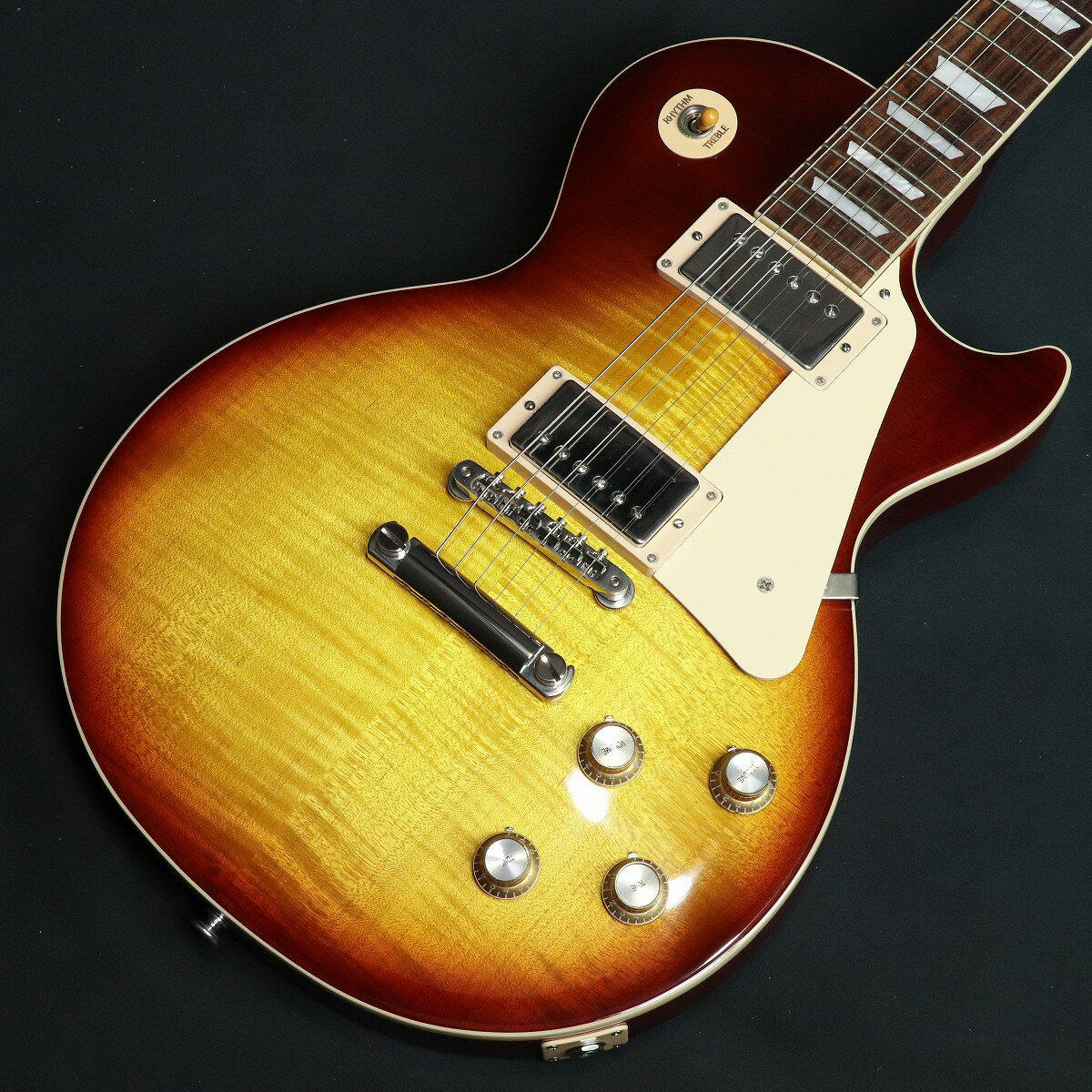 60s Les Paul Standardがパワーアップして登場！ 全世界待望の60s Les Paul Standardがパワーアップして登場！ Gibson 60s Les Paul Standard 、メイプルトップにウエイトリリーフを廃したマホガニーボディ、60年代の薄めのネックを採用した往年のレスポールスタンダードを求めるプレイヤーに最適な一本です。 ピックアップにはアルニコVマグネットを使用したBurstbucker 61R(Neck)/Burstbucker 61T(Bridge)を搭載し、左手の細かなニュアンスやピッキングの強弱、繊細なボリュームコントロールといった演奏表現を余さず出力します。 近年のギブソンに見られる基盤でなく、ハンドワイヤードの電装にはオレンジドロップキャパシターを搭載！ グローバーペグ、ワイヤーなしのABRブリッジにアルミニウム製ブリッジ・テイルピースなど、ヴィンテージを意識した拘りが満載でございます。 使い込むほどに手に馴染み、より一層オールド感が引き立つ至極の一本となるでしょう！ 主な仕様(ネック/ボディ) Neck MaterialMahoganyNeck ProfileSlim TaperScale Length24.75"Fingerboard MaterialRosewoodFingerboard Radius12"Number Of Frets22FretsMedium JumboNut MaterialGraph TechNut Width1.695"End of Board Width2.26"InlaysAcrylic TrapezoidsBody MaterialMahoganyBody TopAA Figured MapleWeightReliefNoneFinishGloss Nitrocellulose Lacquer 主な仕様(パーツ/電装系など) Hardware FinishNickelBridgeABRTuning MachinesGrover Rotomatics w/ Kidney ButtonsPickguardCreamControl KnobsGold Top Hats with Silver Reflector & PointersSwitch TipAmberSwitchwasherCreamJack Plate CoverCreamNeck PickupBurstbucker 61RBridge PickupBurstbucker 61TControls2 Volumes, 2 Tones & Toggle Switch (Hand-wired with Orange Drop Capacitors)Strings.010, .013, .017, .026, .036, .046CaseHard Shell Case ■保証:1年 ■JANコード:4580228786963 ■シリアルナンバー:203430261 ■重量:4.49kg ■付属品：ハードケース、Gibsonユーザー登録カード ※ご購入後、同梱されるユーザー登録カードに必要事項をご記入の上、ギブソン・ジャパンへご郵送ください。ユーザー登録したご本人様に限り、メーカー規定の故障に対して無期限での保証が提供されます。 ※こちらの商品は店頭展示品の為、画像に写りにくい磨き傷などがある場合がございます。