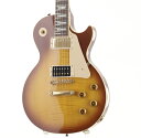 1996年製のGibson USA /Jimmy Page Signature Les Paul Light Honey Burstが入荷致しました！ 1995年に発表され、当時話題となったレッド・ツェッペリンのジミー・ペイジ シグネチャーレスポール。 今回入荷したのはは翌年の1996年製の個体となっております。 存在感のあるフィギュアード・メイプルトップにマホガニーボディ・ネック、12"のローズウッド指板を採用。 ネックシェイプは「Number One」をモチーフとし、「Number Two」のコントロール・レイアウトを採用することにより、ジミーペイジの特徴であるスリムなネックシェイプが再現されております。 PUにはオリジナルの496Rと500Tを搭載。コントロールは2ヴォリューム・2トーンとなっており 各ノブはプッシュ/プルでコイルタップ（各ヴォリュームノブ）・シリーズorパラレル切り替え（フロントトーンノブ）・フェイズアウト（リアトーンノブ）を搭載し、幅広いサウンドメイクが可能なものとなっております。 状態に関しましてはスレ跡や細かな打痕、金属パーツのくすみなどが所々見受けられますが大きく目立つような傷や打痕は見受けられず30年近く経っているものとは感じさせない状態の良さでございます。 付属品に関しましてもサインがプリントされたオリジナルケース、タグ類、オリジナルと思われるペグボタン、文字入りのピックガードも付属しております。 世界的ギタリストであるジミー・ペイジの貴重なシグネチャーモデルであり発売初期でもある1996年製の1本でございます。 ファンの方にはもちろん、通常のレスポールと異なるサウンドメイクも可能にしグリップ感含め非常に演奏性も優れたスペシャルな1本のため様々な方にオススメできる1本であること間違いなし！ 是非この機会にこのジミーペイジレスポールをご体感くださいませ！！ ■トラスロッド：締め方向余裕あり/緩め方向余裕あり ■ネックコンディション：問題なし ■フレット：残り8割程度 ■ケース：純正ハードケース ■付属品：ピックガード、ペグボタン、タグ類 ■シリアルナンバー:91306564 ■重量:4.105kg ■保証:12ヶ月 商品ランク:B+