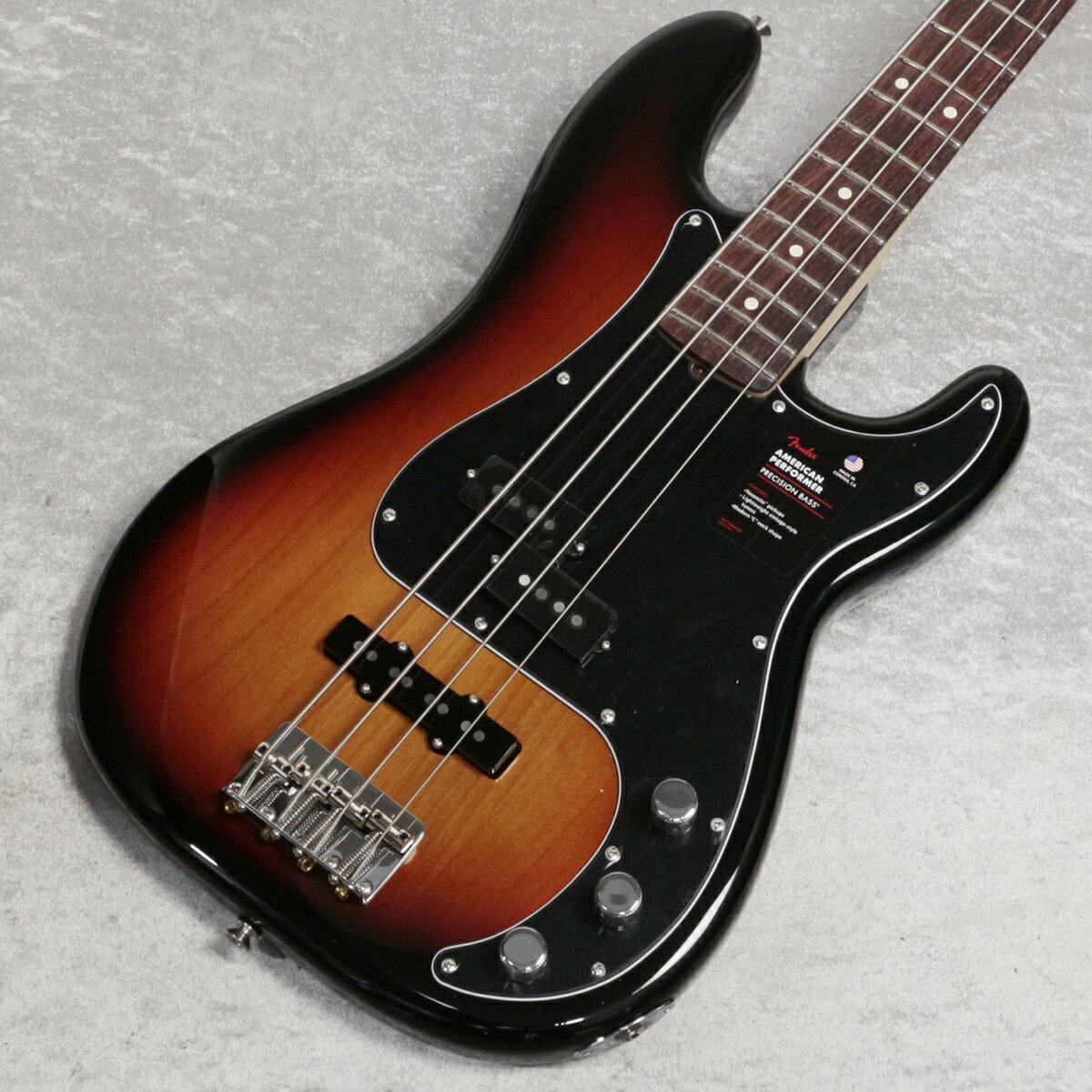 American Performer Precision Bass カリフォルニア州のコロナ工場で製造されるAmerican Performer Precision Bass は、USA 製フェンダーならではのオーセンティックなトーンとフィーリングを提供し、パフォーマンスにインスピレーションを与えるモダンスペックを随所にフィーチャーしています。 本モデルは、American Performer シリーズのために特別に開発された、リッチで表情豊かなトーンを奏でるYosemite(TM)スプリットコイルPrecision Bass ミドルピックアップと、Yosemite シングルコイルJazz Bassリアピックアップを搭載しています。 Yosemite (TM)ピックアップは高出力を実現する面取りのないポールピースのスタッガード仕様となっており、ピックアップをシェラック溶液でポッティングすることでフィードバックを抑制しながらダイナミックなサウンドを奏でます。 またAmerican Performer Precision Bass はトーンを絞った際に低域も同時に適量アッテネートするGreasebucket(TM)トーンサーキットを搭載し、音の濁りを防ぎます。 9.5 インチラジアス指板のModern C シェイプネックには20 本のミディアムジャンボフレットを装備し、快適なプレイアビリティで表現力に溢れたパフォーマンスをサポートします。 主な仕様 Body Material AlderBody Finish Gloss PolyurethaneBody Shape Precision Bass(R)Bridge Pickup Yosemite(TM) Single-Coil Jazz BassMiddle Pickup Yosemite (TM) Split Single-Coil Precision BassControls Volume 1. (Middle Pickup), Volume 2. (Bridge Pickup), Master Greasebucket(TM) Tone Circuit (Rolls Off Highs without Adding Bass)Configuration PJBridge 4-Saddle Vintage-Style with Steel SaddlesHardware Finish Nickel/ChromeTuning Machines Fender (R) "F" Light-Weight Vintage-Paddle Keys with Tapered ShaftsPickguard 3-Ply Black/White/BlackControl Knobs Knurled Flat-TopNeck Plate 4-BoltNeck Material MapleNeck Finish Satin UrethaneNeck Shape Modern "C"Scale Length 34" (864 mm)Fingerboard Radius 9.5" (241 mm)Number of Frets 20Fret Size Medium JumboNut Material Synthetic BoneNut Width 1.625" (41.3 mm)Truss Rod StandardTruss Rod Nut 3/16" Hex Adjustment ■保証:2年 ■付属品：ギグケース、メーカー正規保証書 ■JANコード:0885978955848 ■重量:3.80kg