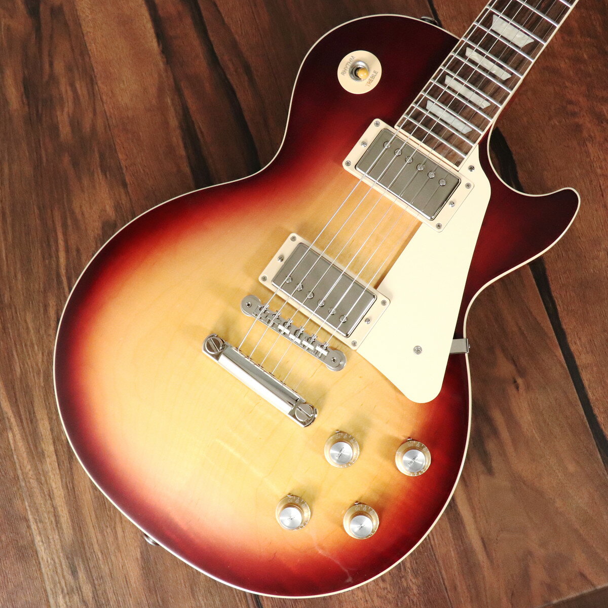 60s Les Paul Standardがパワーアップして登場！ 全世界待望の60s Les Paul Standardがパワーアップして登場！ Gibson 60s Les Paul Standard 、メイプルトップにウエイトリリーフを廃したマホガニーボディ、60年代の薄めのネックを採用した往年のレスポールスタンダードを求めるプレイヤーに最適な一本です。 ピックアップにはアルニコVマグネットを使用したBurstbucker 61R(Neck)/Burstbucker 61T(Bridge)を搭載し、左手の細かなニュアンスやピッキングの強弱、繊細なボリュームコントロールといった演奏表現を余さず出力します。 近年のギブソンに見られる基盤でなく、ハンドワイヤードの電装にはオレンジドロップキャパシターを搭載！ グローバーペグ、ワイヤーなしのABRブリッジにアルミニウム製ブリッジ・テイルピースなど、ヴィンテージを意識した拘りが満載でございます。 使い込むほどに手に馴染み、より一層オールド感が引き立つ至極の一本となるでしょう！ 付属品：ハードケース、Gibsonユーザー登録カード ご購入後、同梱されるユーザー登録カードに必要事項をご記入の上、ギブソン・ジャパンへご郵送ください。 ユーザー登録したご本人様に限り、メーカー規定の故障に対して無期限での保証が提供されます。 主な仕様(ネック/ボディ) Neck Material Mahogany Neck Profile Slim Taper Scale Length 24.75" Fingerboard Material Rosewood Fingerboard Radius 12" Number Of Frets 22 Frets Medium Jumbo Nut Material Graph Tech Nut Width 1.695" End of Board Width 2.26" Inlays Acrylic Trapezoids Body Material Mahogany Body Top AA Figured Maple WeightRelief None Finish Gloss Nitrocellulose Lacquer 主な仕様(パーツ/電装系など) Hardware Finish Nickel Bridge ABR Tuning Machines Grover Rotomatics w/ Kidney Buttons Control Knobs Gold Top Hats with Silver Reflector & Pointers Neck Pickup Burstbucker 61R Bridge Pickup Burstbucker 61T Controls 2 Volumes, 2 Tones & Toggle Switch (Hand-wired with Orange Drop Capacitors) Case Hard Shell Case ■保証:1年 ◆重量：4.37kgJAN:4580228786970