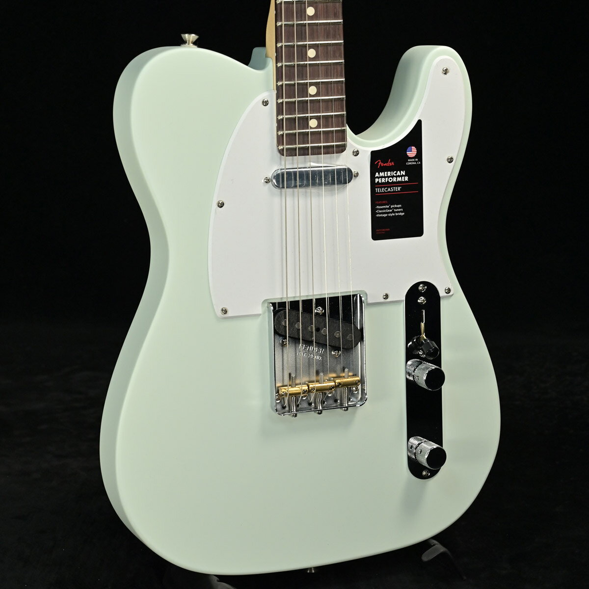 パフォーマー向けのコストパフォーマンスモデル！カリフォルニア州のコロナ工場で製造される American Performer Telecaster は、USA 製フェンダーならではのオーセンティックなトーンとフィーリング、そしてパフォーマンスにインスピレーション を与え新たな次元へと導くモダンスペックを随所にフィーチャーしています。本モデルは、American Performer シリーズのために特別に開発された、リッチで表情豊かなトーンを奏でるYosemite(TM)シングルコイルピックアップを2 基 搭載しています。Yosemite (TM)ピックアップは高出力を実現する面取りのないポールピースのスタッガード仕様となっており、フロントピックアップをシェラック溶液で、リアピックアップをロウでポッティングすることでフィードバックを効果的に抑制しながらダイナミックなサウンドを奏でます。またAmerican Performer Telecaster はトーンを絞った際に低域も同時に適量アッテネートするGreasebucket(TM)トーンサーキットを搭載し、音の濁りを防ぎます。9.5 インチラジアス指板のModern Cシェイプネックには22 本のジャンボフレットを装備し、スムーズかつ正確なベンディングが行えます。■付属品：ギグケース、メーカー正規2年保証■シリアルナンバー:US23025947■重量：3.44kg 製品仕様 Body MaterialAlderBody Finish Satin PolyurethaneNeck Material MapleNeck Finish Satin UrethaneNeck Shape Modern "C"Scale Length 25.5" &#40;648 mm&#41;Fingerboard Material RosewoodFingerboard Radius 9.5" &#40;241 mm&#41;Number of Frets 22Fret Size JumboNut Material Synthetic BoneNut Width 1.650" &#40;42 mm&#41;Truss Rod Nut 1/8" American SeriesBridge Pickup Yosemite Single-Coil TelecasterNeck Pickup Yosemite Single-Coil TelecasterControls Master Volume, Master ToneSwitching 3-Position ToggleBridge 3-Saddle Strings-Thru-Body Tele BridgeHardware Finish Nickel/ChromeTuning Machines Fender ClassicGear