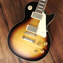 50s Les Paul Standardがパワーアップして登場！ 全世界待望の50s Les Paul Standardがパワーアップして登場！ Gibson 50s Les Paul Standard 、メイプルトップにウエイトリリーフを廃したマホガニーボディ、50年代の丸みを帯びたネックを採用した往年のレスポールスタンダードを求めるプレイヤーに最適な一本です。 ピックアップには定評のあるBurstbucker 1(Neck)/Burstbucker 2(Bridge)を搭載し、左手の細かなニュアンスやピッキングの強弱、繊細なボリュームコントロールといった演奏表現を余さず出力します。 近年のギブソンに見られる基盤でなく、ハンドワイヤードの電装にはオレンジドロップキャパシターを搭載！ キーストーンペグ、ワイヤーなしのABRブリッジにアルミニウム製ブリッジ・テイルピースなど、ヴィンテージを意識した拘りが満載でございます。 使い込むほどに手に馴染み、より一層オールド感が引き立つ至極の一本となるでしょう！ 付属品：ハードケース、Gibsonユーザー登録カード ※ご購入後、同梱されるユーザー登録カードに必要事項をご記入の上、ギブソン・ジャパンへご郵送ください。 ユーザー登録したご本人様に限り、メーカー規定の故障に対して無期限での保証が提供されます。 主な仕様(ネック/ボディ) Neck MaterialMahoganyNeck ProfileVintage 50sScale Length24.75"Fingerboard MaterialRosewoodFingerboard Radius12"Number Of Frets22FretsMedium JumboNut MaterialGraph TechNut Width1.695"End of Board Width2.26"InlaysAcrylic TrapezoidsBody MaterialMahoganyBody TopMapleWeightReliefNoneFinishGloss Nitrocellulose Lacquer 主な仕様(パーツ類/電装系など) Hardware FinishNickelBridgeABRTailpieceAluminum Stop BarPickguardCreamControl KnobsAmber Top Hats w/ PointersSwitch TipAmberSwitchwasherCreamJack Plate CoverCreamNeck PickupBurstbucker 1Bridge PickupBurstbucker 2Controls2 Volumes, 2 Tones & Toggle Switch (Hand-wired with Orange Drop Capacitors)Strings.010, .013, .017, .026, .036, .046CaseHard Shell Case ■保証:1年 ◆重量：4.09kgJAN:4580228786949