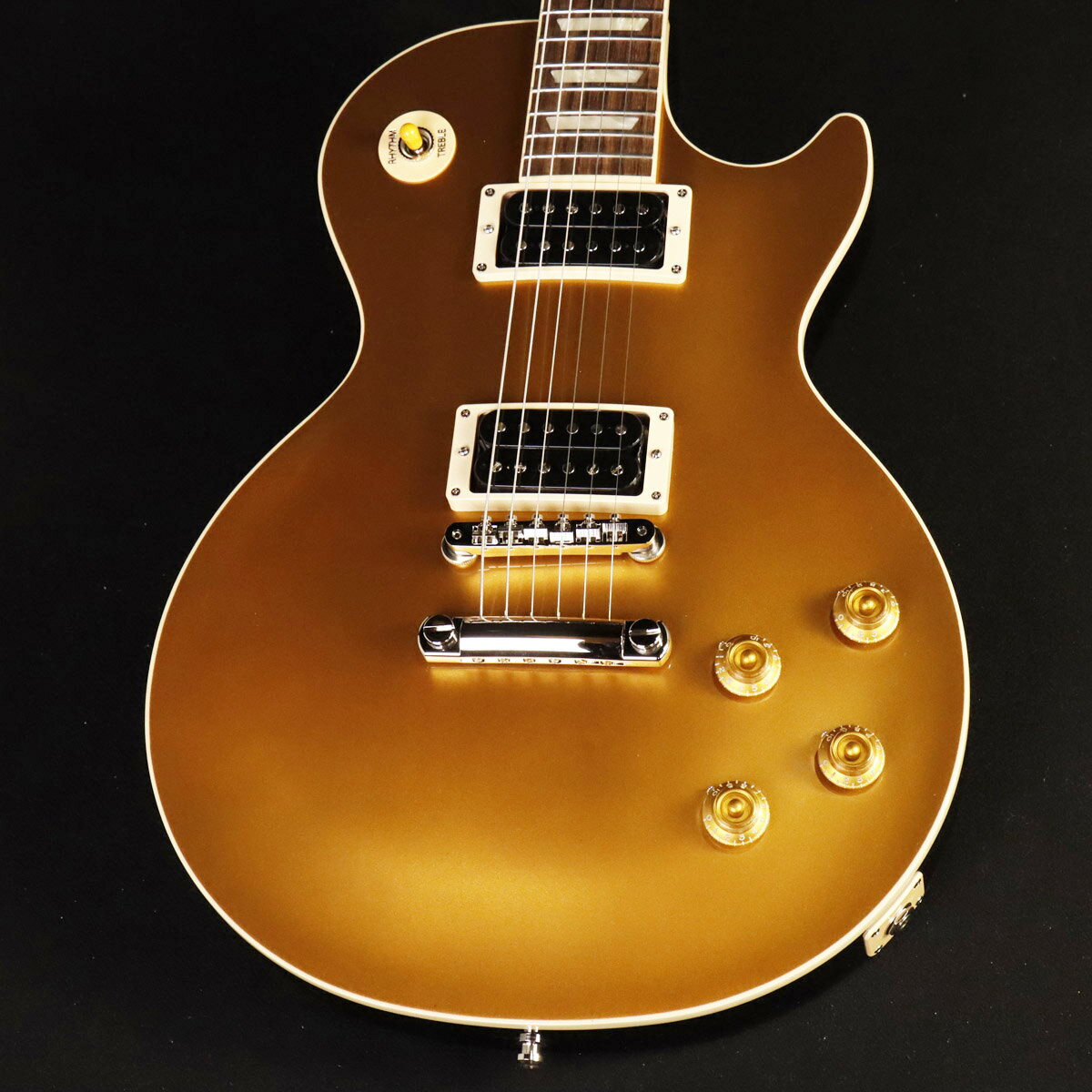 Slash "Victoria" Les Paul Standard Goldtop !!ギブソンとスラッシュは新たなスラッシュ・コレクションとなるSlash "Victoria" Les Paul Standard Goldtopを発表します。 このレスポールは、スラッシュがキャリアの中で使用してきた影響力のあるギブソン・ギターを代表するもので、世界中の様々な世代のプレイヤーたちにインスピレーションを与えてきました。 スラッシュ・コレクションのギブソン・ギターは、今日のスラッシュのライブ・パフォーマンスで活躍しています。 Slash "Victoria" Les Paul Standard Goldtopは、メイプル・トップ、ダーク・フィニッシュのソリッド・マホガニー・ボディ、Cシェイプ・ネック・プロファイル、Gibson Custom BurstBucker Alnico 2ピックアップ、カラー・コーディネートされたハードウェア、Orange Dropコンデンサを搭載したハンドワイヤード・エレクトロニクス、ヴィンテージ・スタイルのハードシェル・ケース、そしてヘッドストック裏に描かれた彼のトレードマークである「Skully」、トラスロッド・カバーにはスラッシュのサインなど、スラッシュならではの仕様となっています。主な仕様Body ShapeLes PaulBody MaterialMahoganyTopMapleBindingCreamWeight ReliefNoneFinishGlossNeck MaterialMahoganyProfile50s VintageScale Length24.75"Fingerboard MaterialRosewoodNumber Of Frets22FretsMedium JumboNut MaterialGraphtecInlaysAcrylic TrapsTuner PlatingNickelBridgeABRTailpieceAluminum Stop BarTuning MachinesVintage KeystonePickguardCream (not installed)Truss Rod CoverSlash SignatureControl KnobsGold Reflectors & Gold Top Hats Plastic PartsCream w/ Vintage Toggle CapStrap ButtonsGrover/Schaller Strap LocksNeck PickupCustom BurstBucker Alnico 2 (Double Black exposed coils)Bridge PickupCustom BurstBucker Alnico 2 (Double Black exposed coils)Controls2 Volumes, 2 Tones & Toggle Switch (Hand-wired with Orange Drop Capacitors) ■シリアル : 234030313■重量 : 4.06 kg■JAN : 4580568419330 ■付属品：ハードケース、正規保証（要ユーザー登録）、ピックガード、ロックピン 複数のサイトに掲載しておりますため、他のサイトにて既にご販売済みである場合もございます。 売却に伴う商品情報の削除は迅速を心掛けておりますが、ご注文後に万一売り切れとなっておりました際は誠に申し訳ございませんがご容赦くださいませ。