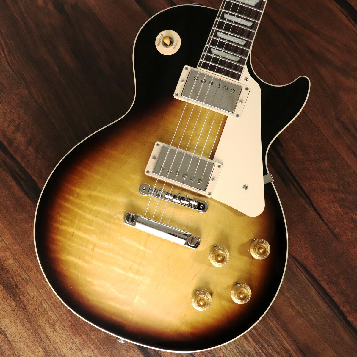 50s Les Paul Standardがパワーアップして登場！ 全世界待望の50s Les Paul Standardがパワーアップして登場！ Gibson 50s Les Paul Standard 、メイプルトップにウエイトリリーフを廃したマホガニーボディ、50年代の丸みを帯びたネックを採用した往年のレスポールスタンダードを求めるプレイヤーに最適な一本です。 ピックアップには定評のあるBurstbucker 1(Neck)/Burstbucker 2(Bridge)を搭載し、左手の細かなニュアンスやピッキングの強弱、繊細なボリュームコントロールといった演奏表現を余さず出力します。 近年のギブソンに見られる基盤でなく、ハンドワイヤードの電装にはオレンジドロップキャパシターを搭載！ キーストーンペグ、ワイヤーなしのABRブリッジにアルミニウム製ブリッジ・テイルピースなど、ヴィンテージを意識した拘りが満載でございます。 使い込むほどに手に馴染み、より一層オールド感が引き立つ至極の一本となるでしょう！ 付属品：ハードケース、Gibsonユーザー登録カード ※ご購入後、同梱されるユーザー登録カードに必要事項をご記入の上、ギブソン・ジャパンへご郵送ください。 ユーザー登録したご本人様に限り、メーカー規定の故障に対して無期限での保証が提供されます。 主な仕様(ネック/ボディ) Neck Material Mahogany Neck Profile Vintage 50s Scale Length 24.75" Fingerboard Material Rosewood Fingerboard Radius 12" Number Of Frets 22 Frets Medium Jumbo Nut Material Graph Tech Nut Width 1.695" End of Board Width 2.26" Inlays Acrylic Trapezoids Body Material Mahogany Body Top Maple WeightRelief None Finish Gloss Nitrocellulose Lacquer 主な仕様(パーツ類/電装系など) Hardware Finish Nickel Bridge ABR Tailpiece Aluminum Stop Bar Pickguard Cream Control Knobs Amber Top Hats w/ Pointers Switch Tip Amber Switchwasher Cream Jack Plate Cover Cream Neck Pickup Burstbucker 1 Bridge Pickup Burstbucker 2 Controls 2 Volumes, 2 Tones & Toggle Switch (Hand-wired with Orange Drop Capacitors) Strings .010, .013, .017, .026, .036, .046 Case Hard Shell Case ■保証:1年 ◆重量：4.13kgJAN:4580228786949