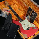 Fender Custom Shop製1962 Stratocasterが入荷いたしました。 数あるフェンダーラインナップの中で最高峰に位置するカスタムショップ。入荷した個体は1962年製ストラトキャスターをモチーフに製作された1本となっています。 ボディーには2ピースのアルダー、ネックにはクォーターソーンのメイプル、指板にはスラブボード仕様のローズウッドという王道の62ウッドマテリアル。 指板のラディアスは9.5、ネックシェイプはオーバル"C"が採用されています。 ピックアップにはハンドワンドされた同社のFAT 60Sを搭載。ミドル・ピックアップはリバースワウンド(逆巻き)となっており、ハーフポジションの際にノイズを軽減いたします。 フィニッシュにはフェンダーで最も激しいレリックとなるヘビーレリックを採用。 高に人気を誇るフェスタレッドに長い年月を欠けて酷使されてきたかのようなレリック加工を施しています。 製造時期やロットによってかなり色味の異なるフェスタレッドですが、こちらはややピンクがかったカラーとなっており、 人間国宝とも呼ばれたあの方が愛用していたサーモンピンクのストラトの様な雰囲気となっています。 使用感に関しては判断の難しいモデルですが、フレットの減りもほとんど見られず、良いコンディションを維持しています。 数あるフェンダーのカラーバリエーションの中でもかなり色味が異なるフェスタレッドです。 このカラーを探していた!!という方はお早めにお問い合わせくださいませ。 オリジナルのハードケース、認定証、スペックシート、アーム、ブリッジッカバー、ストラップなど、新品販売時の付属品も多く残っています。 ※誠に恐れ入りますが商品の特性上、石橋楽器内の他店舗・移動でのご案内は全て御遠慮させていただきます。 お問い合わせは石橋楽器渋谷店にお願い申し上げます。 ■商品ランク:B+：多少傷はあるが通常使用する用途において問題なし ■製造年:2018 ■製造国:アメリカ ■保証:12ヶ月 ■シリアルナンバー:R94278 ■ケース:ハードケース/純正 ■重量:3.31 kg ■フレット残り:残り充分 ■トラスロッド:締め/緩め方向に余裕あり ■ネックコンディション:問題無し ■説明書:なし ■他付属品:認定証、スペックシート、アーム、ブリッジカバー ■備考：その他付属品は画像に写っているもののみとなります。 ----------------------------- ▼必ずお読み下さい ※こちらの商品は中古品の現物1点限りでございます。 ※中古品につき、使用による傷・打痕等、写真に写りにくい傷がございます。予めご了承くださいませ。 ※店頭及び、複数のモールに掲載されているため、販売状況・在庫状況にはタイムラグがあり、リアルタイムではございません。 その為、ご注文時に既に売却済となっている可能性がございます。