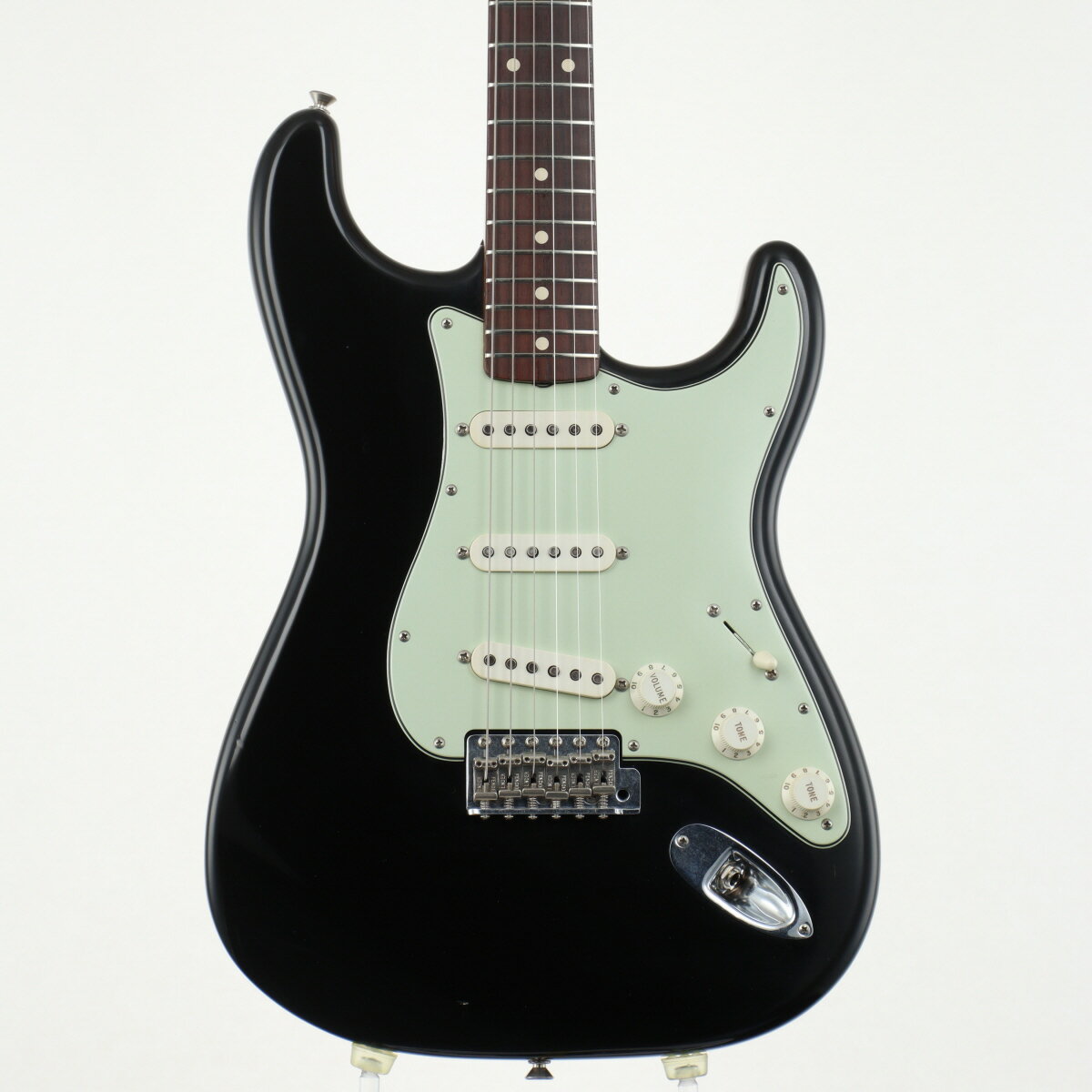 商品詳細情報 2007年製 Fender Custom Shopのクローゼット・クラシック・ストラトキャスター。 アルダーボディ、メイプルネック、ローズ指板の構成。スモールヘッド、スラブ貼りローズウッド指板、3プライミントピックガード等、1960年当時の仕様を忠実に再現。 名前の通り、長時間クローゼットにしまっていたような状態を再現したモデルで、程々の使用感が良い雰囲気を醸し出しています。 ボディトップ下部にレリック加工ではないと思われる深めの打痕あり。 その他の傷に関しまして、レリック加工品のため、新たにできた傷との判別は付きかねます。 ピックアップはリアのみデイトあり。1-17-07。 ネックデイトOCT 02 2007。ピックガード下にカスタムショップロゴとRELICの刻印あり。 ネックがねじれています。 ※トラスロッド・フレット残り・弦高などは弊社リペアセンターにてセットアップ・調整時でのセッティング数値でございます。 　店頭展示期間中や商品輸送時に、湿度・気温等の理由により、お届け時には記載内容と同数値では無い場合がございます。 ※こちらの商品は現物1点限りを、店頭展示を含め複数のモールに同時掲載しております。 　売却に伴う商品情報の削除は迅速を心掛けておりますが、必ずしもリアルタイムではございません。 　ご注文後に万一売り切れとなっておりました際は、誠に申し訳ございませんがご容赦くださいませ。売り切れとなっておりました際は、誠に申し訳ございませんがご容赦くださいませ。 ※こちらの商品は現物1点限りでございます。 複数のモールに掲載されているため、売却に伴う商品情報の削除は迅速を心掛けておりますが必ずしもリアルタイムではございませんので、 ご注文後に万一売り切れとなっておりました際は誠に申し訳ございませんがご容赦くださいませ。 製品仕様 商品ランクB：かなり、傷＆使用感はあるが、通常使用する用途において問題なし保証期間12ヶ月シリアルナンバーR37700製造年2007製造国アメリカケース純正ハードケース付属品アーム、ブリッジカバー、シールド、ストラップ、スプリング、認定書重量3.66kgトラスロッド【問題なし】ロッド左右60度まで確認済みにて問題なしフレット残り【不良あり】次回修理時は打ち換えの検討が必要弦高&#40;低音弦側&#41;12フレット上 2.2mm弦高&#40;高音弦側&#41;12フレット上 1.7mmナット幅42.2mmネック厚（1フレット付近）20.7mmネック厚（12フレット付近）23.5mmスケール648mm &#40;25.5"&#41;RADIUS184mm &#40;7.25"&#41;セットアップ時の弦ERNIE BALL 2223 / .009-.042 set変更箇所-リペア・メンテナンス箇所クリーニング・弦交換・ロッド調整・オクターブ調整・弦高調整・ポット洗浄その他-