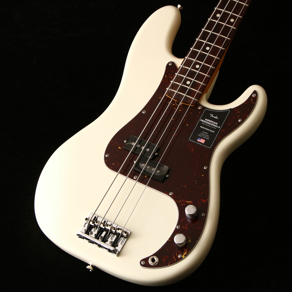 プロアマ問わず大人気のUSA製フェンダー、アメプロがパワーアップして登場！ American Professional II Precision Bass、60年以上に渡る革新、インスピレーション、進化を経て、現代のプレイヤーの要求に応えます。 定番の’63 P Bassシェイプネックは、丁寧にエッジがロールオフされ、至高の演奏体験を約束する"Super-Natural"サテン仕上げが施されています。また新たに設計されたネックヒールを採用し、快適なフィーリングとハイポジションへの容易なアクセスを実現しました。 新しいV-Mod II Precision BassSplit-Coilピックアップは、これまで以上に繊細なトーンを奏で、Precision Bassらではの圧巻のローエンドを提供します。 American Professional II Precision Bass手に馴染む感覚とサウンドの多様性は、手に取り、耳にした瞬間、すぐにお分かりいただけることでしょう。プロの楽器の新たなスタンダードとなるような幅広い改良が、American Professional IIシリーズには詰め込まれています。 主な仕様 Body Material Alder Body Finish Gloss Urethane Control Knurled Flat-Top Fingerboard Rosewood Hardware Finish Nickel/Chrome Neck Finish “Super-Natural” Satin Urethane Finish on Back of Neck with Gloss Urethane Headstock Face Pickguard 3-Ply Mint Green Position Inlays White Dot Neck Maple Neck Shape "1963 C" Scale 34" (864 mm) Fingerboard Radius 9.5" (241 mm) Frets 20 Frets Size Narrow Tall Nut Bone Nut Width 1.625" (41.3 mm) Middle Pickup V-Mod II Split Single-Coil Precision Bass Controls Master Volume, Master Tone Pickup Switching None Bridge 4-Saddle HiMass Vintage (String-Through-Body or Top-Load) Tuning Machines Fender Lightweight Vintage-Style Keys with Tapered Shafts Strings Fender USA 7250M Nickel Plated Steel (.045-.105 Gauges), PN 0737250406 Case/Gig Bag Deluxe Molded Case (Included) ■付属品：レンチ、ハードケース、メーカー正規保証書 ■保証:2年 JAN 885978579112 個体情報 シリアルナンバー　US23034452 重量　3.86kg S:新品