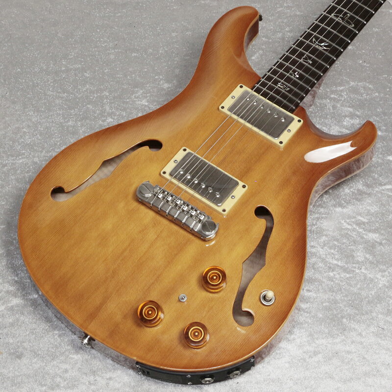 Paul Reed Smith(PRS) Hollowbody Spruce 2009の中古品が入荷致しました。 Archtopのボディはトップにスプルース・マホガニーサイド・メイプルバックのボディ、Pattern (Wide Fat)シェイプマホガニーネックにイーストインディアンローズウッドOutline Birdsインレイを採用。 ピックアップはArchtopのBassとTrebleのセットのほかPiezoも搭載しております。 塗装の白濁やボディ弾き傷や細かい打痕・ヘッド先打痕多数・ネック裏にも小さい打痕など全体的に使用感あります。 入荷時にセットアップ済み、電装クリーニング済み、トラスロッドは締める方向・緩める方向調整可能で±60°まで動作確認済みです。 ■付属品：セミハードケース ■シリアルナンバー：09 156884 ■重量：2.42kg ■保証：12ヵ月 ■商品ランク:B+:多少傷はあるが通常使用する用途において問題なし