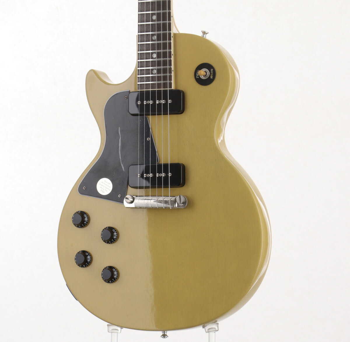 Gibson USA / Les Paul Special TV Yellow Lefty 中古入荷しました！ 2019年USA製。 マホガニーボディ、マホガニーネック、ローズ指板のレフトハンド仕様。 ピックアップにはP-90を2基搭載しています。 ブリッジはラップアラウンドタイプです。 細かい擦り傷や打痕、金属パーツのくすみなどはございますが中古商品としてはきれいな状態です。 入荷後クリーニング、全体調整で演奏上の問題無くお使い頂けます。 ■トラスロッド：ロッド左右60度まで確認済みにて問題なし ■ネックコンディション：問題なし ■フレット：充分なフレット高さあり ■ケース：ハードケース ■シリアルナンバー：127590013 ■重量：3.40kg ■保証：12ヵ月 ■商品ランク:B+:多少傷はあるが通常使用する用途において問題なし