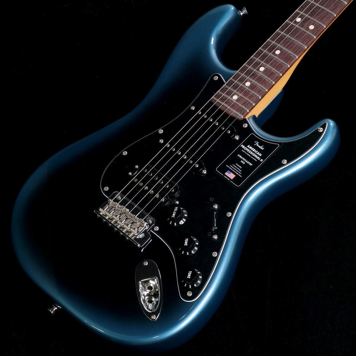 プロアマ問わず大人気のUSA製フェンダー、アメプロがパワーアップして登場！American Professional II Stratocaster HSS Rosewood Fingerboard Dark NightAmerican Professional II Stratocaster HSSは、60年以上に渡る革新、インスピレーション、進化を経て、現代のプレイヤーの要求に応えます。高い人気を誇るDeep Cシェイプネックは、丁寧にエッジがロールオフされ、至高の演奏体験を約束する"Super-Natural"サテン仕上げが施されています。また新たに設計されたネックヒールを採用し、快適なフィーリングとハイポジションへの容易なアクセスを実現しました。新しいV-Mod II Stratocaster Single-Coilピックアップは、ベルのような輝きとウォームさを両立し、これまで以上に繊細で魅力的なサウンドを実現しています。Double Tapブリッジピックアップはパンチのあるトーンと、Push-Push式コントロールによりバランスの取れたシングルコイルトーンに瞬時に切り替え可能です。コールドロールド（冷間圧延成型式）スチールブロックを採用した2点支持トレモロは、サスティン、明瞭度、ハイエンドの煌びやかさを向上させています。American Professional II Stratocaster HSSの手に馴染む感覚とサウンドの多様性は、手に取り、耳にした瞬間、すぐにお分かりいただけることでしょう。プロの楽器の新たなスタンダードとなるような幅広い改良が、American Professional IIシリーズには詰め込まれています。■シリアルナンバー：US23073476■重量:3.46kg■JANコード:0885978578818■付属品:トレモロアーム、レンチ、ハードケース、メーカー正規保証2年 製品仕様 Body Material AlderBody Finish Gloss UrethaneControl Black PlasticFingerboard RosewoodHardware Finish Nickel/ChromeNeck Finish “Super-Natural” Satin Urethane Finish on Back of Neck with Gloss Urethane Headstock FacePickguard 3-Ply BlackPosition Inlays White DotNeck MapleNeck Shape Deep "C"Scale 25.5" &#40;648 mm&#41;Fingerboard Radius 9.5" &#40;241 mm&#41;Frets 22Frets Size Narrow TallNut BoneNut Width 1.685" &#40;42.8 mm&#41;Bridge Pickup V-Mod II Double Tap HumbuckingMiddle Pickup V-Mod II Single-Coil StratNeck Pickups V-Mod Single-Coil StratControls Master Volume, Tone 1. &#40;Neck/Middle Pickups&#41;, Tone 2. &#40;Bridge Pickup&#41;Pickup Switching 5-Position BladeBridge 2-Point Synchronized Tremolo with Bent Steel Saddles, Pop-In Tremolo Arm and Cold-Rolled Steel BlockTuning Machines Fender Standard Cast/Sealed StaggeredStrings Fender USA 250L Nickel Plated Steel &#40;.009-.042 Gauges&#41;, PN 0730250403Case/Gig Bag Deluxe Molded Case &#40;Included&#41;