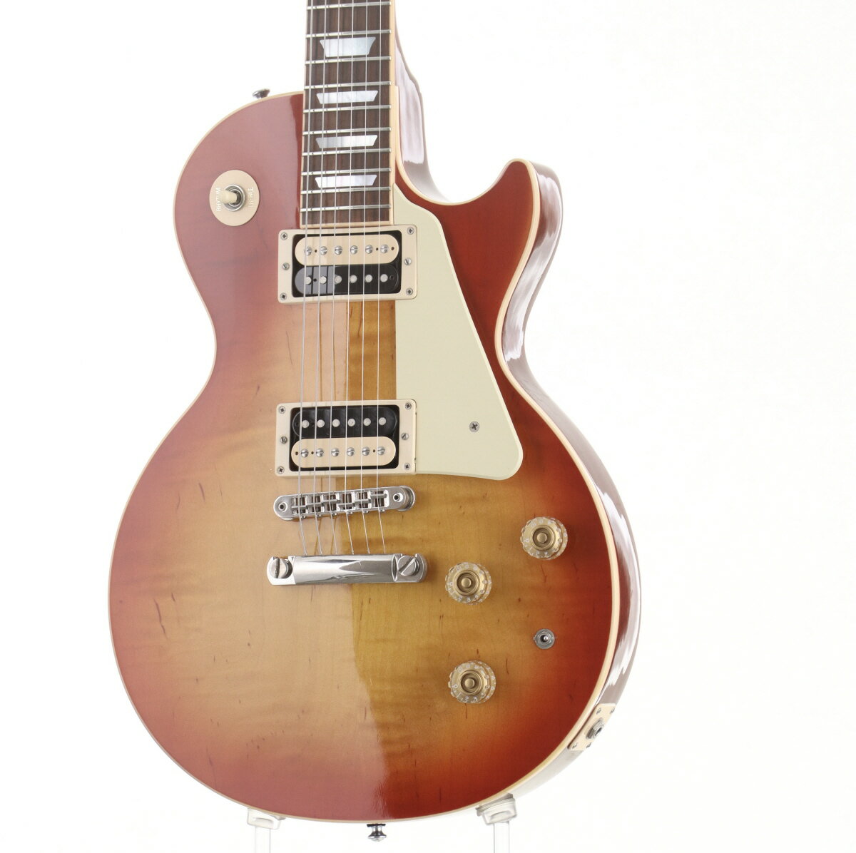 Gibson USA / Les Paul Classic 2015 G-FORCE Heritage Cherry Sunburstが中古で入荷。 2015年製。 フレットすりあわせ。 バックル傷、サイドに傷多数。 全体的に傷や打痕がございます。ネック裏、ボディエンド塗装溶け。ジャックプレートにヒビ。パーツにくすみや傷含め使用感はございます。 ■トラスロッド：ロッド左右60度まで確認済みにて問題なし ■ネックコンディション：問題無し ■フレット：十分 ■ケース：純正ハードケース ■付属品：充電器・説明書 ■シリアルナンバー:150004057 ■重量（kg）:4.41 ■保証:12ヵ月 ▼必ずお読み下さい ※こちらの商品は現物1点限りでございます。 ※店頭及び、複数のモールに掲載されているため、販売状況・在庫状況にはタイムラグがあり、リアルタイムではございません。 その為、ご注文時に既に売却済となっている可能性がございます。誠に申し訳ございませんが、予めご了承下さいませ。 商品ランク:B