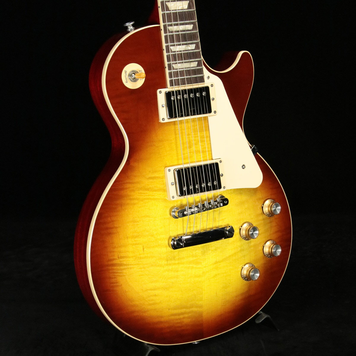 比べて薄めのネックが特徴の60s!Gibson 60s Les Paul Standard 、メイプルトップにウエイトリリーフを廃したマホガニーボディ、60年代の薄めのネックを採用した往年のレスポールスタンダードを求めるプレイヤーに最適な一本です。ピックアップにはアルニコVマグネットを使用したBurstbucker 61R(Neck)/Burstbucker 61T(Bridge)を搭載し、左手の細かなニュアンスやピッキングの強弱、繊細なボリュームコントロールといった演奏表現を余さず出力します。近年のギブソンに見られる基盤でなく、ハンドワイヤードの電装にはオレンジドロップキャパシターを搭載！グローバーペグ、ワイヤーなしのABRブリッジにアルミニウム製ブリッジ・テイルピースなど、ヴィンテージを意識した拘りが満載でございます。使い込むほどに手に馴染み、より一層オールド感が引き立つ至極の一本となるでしょう！■シリアルナンバー：206840135■重量：4.17kg■付属品：ハードケース、正規保証 製品仕様 Neck MaterialMahoganyNeck ProfileSlim TaperScale Length24.75"Fingerboard MaterialRosewoodFingerboard Radius12"Number Of Frets22FretsMedium JumboNut MaterialGraph TechNut Width1.695"End of Board Width2.26"InlaysAcrylic TrapezoidsBody MaterialMahoganyBody TopAA Figured MapleWeightReliefNoneFinishGloss Nitrocellulose LacquerBridgeABRTuning MachinesGrover Rotomatics w/ Kidney ButtonsControl KnobsGold Top Hats with Silver Reflector & PointersNeck PickupBurstbucker 61RBridge PickupBurstbucker 61TControls2 Volumes, 2 Tones & Toggle Switch &#40;Hand-wired with Orange Drop Capacitors&#41;　