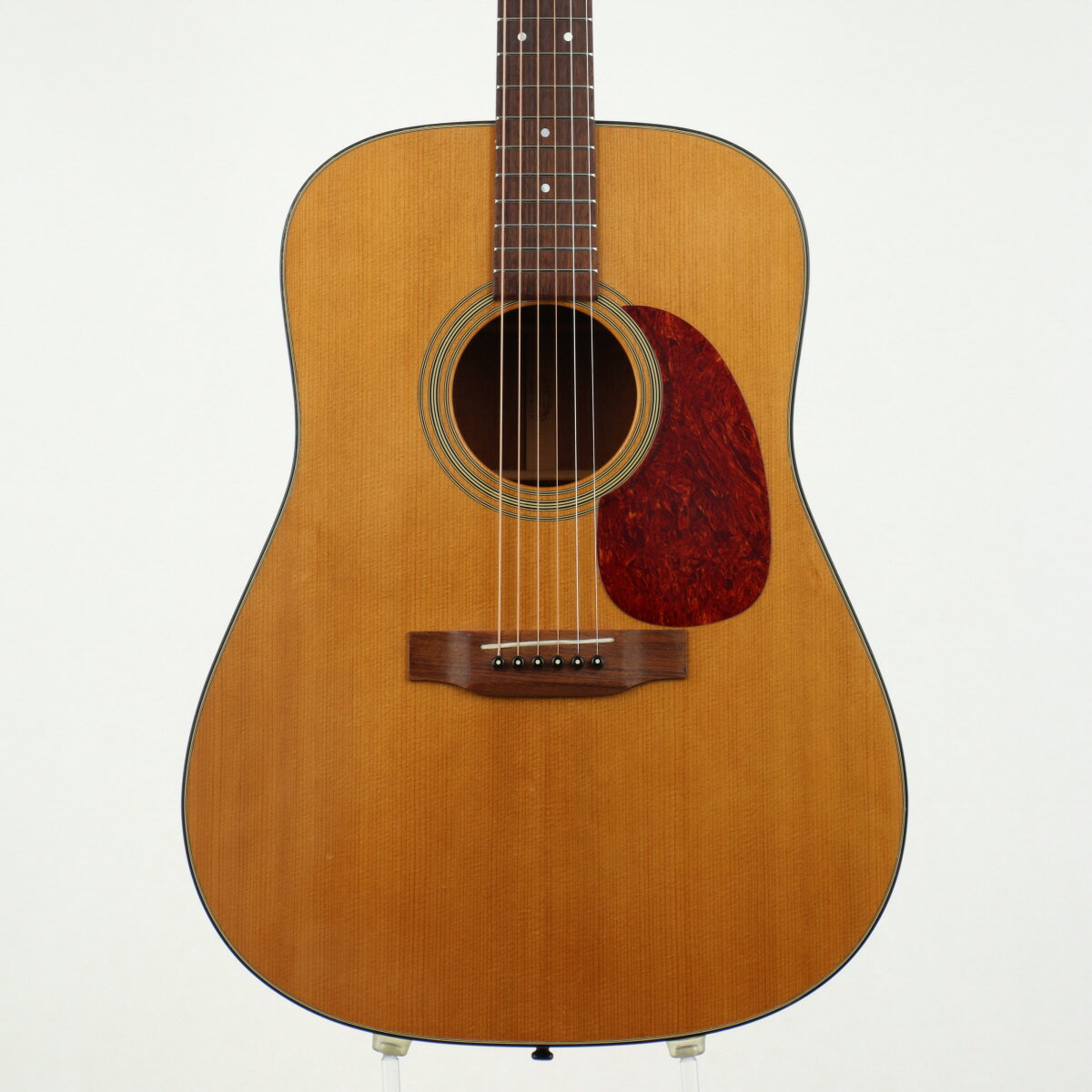 2007年製のMartin D-18です。マホガニーらしい温かみがありながら抜けの良い鳴りが味わえ、D-28と並び多くのミュージシャンに愛されてきたモデルです。ドレッドノートらしいしっかりとしたボトムの出音・存在感も持ちながら、反応性が良く軽快に鳴ってくれる印象の個体です。※弊社入荷後、クリーニング・弦交換・ロッド調整・弦高調整・すり合わせ・バインディング修正を行っております。ネックにやや波打ち症状が出ており、フレットすり合わせにて調整を行っておりますので、プレイコンディション良好です。フレットすり合わせに伴いフレット高が低くなっております。バインディングが長く剥がれていた様で、バインディング周りの塗装割れがございます。タバコ臭があり、塗装も全体的にタバコ焼けております。ヘッドトップに塗装割れを伴う打痕があり、その他キズや打痕等強めの使用感がございます。商品ランク:B （並品）保証　：　12ヶ月製造年　：　2007年トラスロッド　：　余裕有りフレット　：　60〜70％付属品　：　ハードケース/純正 生産国　：　USA重量　：　1.93kgシリアル　：　11984700 ※トラスロッド・フレット残り・弦高などは弊社リペアセンターにてセットアップ・調整時でのセッティング数値でございます。 ※こちらの商品は現物1点限りでございます。 複数のモールに掲載されているため、売却に伴う商品情報の削除は迅速を心掛けておりますが必ずしもリアルタイムではございませんので、ご注文後に万一売り切れとなっておりました際は誠に申し訳ございませんがご容赦くださいませ。 製品仕様 トラスロッド【注意点あり】ロッド左右60度まで確認済みにて問題なし（やや波打ち有り）フレット残り【注意点あり】まだ切削に耐えるがフレット低め弦高&#40;低音弦側&#41;12フレット上 2.0mm弦高&#40;高音弦側&#41;12フレット上 1.6mmナット幅43.1mmネック厚（1フレット付近）21.0mmネック厚（12フレット付近）-スケール645mm &#40;25.4"&#41;RADIUS381mm &#40;15"&#41;セットアップ時の弦Galli Strings / .012-.054 setリペア・メンテナンス箇所クリーニング・弦交換・ロッド調整・弦高調整・すり合わせ