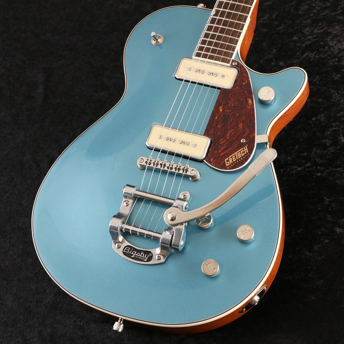 GretschエレクトロマチックNEWモデル！ Electromatic Jetは、無駄を一切排除した、完璧でピュア、そしてパワフルなGretschギターです。 大胆でダイナミック、そして明瞭なグレッチ本来のサウンド、洗練されたスタイリング、そして快適な演奏性を備えた、ワンランク上の楽器を求めるプレイヤーに最適な楽器です。 G5210T-P90 Electromatic Jet Two 90 Single-Cut with Bigsbyは、Jetのパワーと機能性をそのままに、お求めやすい驚くべき価格でご提供します。 主な特徴 ・力強いサウンドと優れた音響バランスを実現するメイプルトップのチェンバードマホガニーボディ ・低めにセッティングされたThin “U”マホガニーネック ・12インチラジアスローレル指板、22本のミディアムジャンボフレットとパーロイドNeo-Classicサムネイルインレイ ・新開発のP-90E Single-Coilピックアップを搭載 ・トレブルブリード回路付きマスターボリューム、マスタートーン、各ピックアップのボリュームコントロール ・Bigsby B50 Vibratoテイルピース ・固定式Adjusto-Maticブリッジ・ニッケルハードウェア 【メイプルトップのチェンバードマホガニーボディ】 チェンバードマホガニーボディにメイプルトップを備え、パワフルなクラシックJetサウンドを提供します。 【新開発のP-90Eピックアップ】 P-90E Single-Coilピックアップが、ワイドでバランスのとれた透明感のあるトーンを生み出し、厚みのあるアグレッシブなオーバードライブから澄み渡るクリーントーンまで、優れた明瞭度とトーンバランスを実現。 【多彩なコントロール】 各ピックアップのボリュームコントロール、マスタートーン、トレブルブリード回路付きマスターボリュームとを備え、直感的なサウンド設計が可能です。 ■シリアルナンバー:CYG23040336 ■重量（kg）:3.99 S:新品 製品仕様 Body Material MahoganyBody Finish GlossNeck Mahogany, Thin “U”Neck Finish GlossFingerboard Laurel, 12” &#40;305 mm&#41;Frets 22, Medium JumboPosition Inlays Pearloid Neo-Classic　 Thumbnail &#40;Laurel&#41;Nut &#40;Material/Width&#41; Synthetic Bone, 1.6875” &#40;42.86 mm&#41;Tuning Machines Die-Cast SealedScale Length 24.6” &#40;625 mm&#41;Bridge Adjusto-Matic　Pickguard Tortoise with Gold Gretsch LogoPickups P-90E Single-Coil &#40;Bridge&#41;, &#40;Middle&#41;, P-90E Single-Coil &#40;Neck&#41;Pickup Switching 3-Position Toggle: Position 1. Bridge Pickup, Position 2. Bridge And Neck Pickups, Position 3. Neck PickupControls Volume 1. &#40;Neck Pickup&#41;, Volume 2. &#40;Bridge Pickup&#41;, Master Volume, Master ToneControl Knobs G-ArrowHardware Finish NickelStrings Nickel Plated Steel &#40;.010-.046 Gauges&#41;Case/Gig Bag Gig Bag