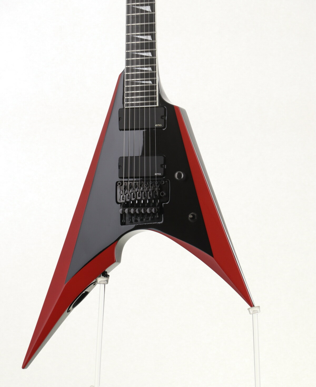 E-II / ARROW-7 BABYMETAL 中古入荷しました！ ESPとBABYMETALのコラボレーションにより期間限定で生産された7弦モデル。 アルダーボディにハードメイプル3ピースのスルーネック、エボニー指板の仕様。 ピックアップにはEMG81−7とEMG707を搭載。 ブリッジはフロイドローズを採用しています。 ボディ下部エッジ部分に塗装欠けがございます。 その他細かい擦り傷や打痕、金属パーツのくすみなどはございますがまだまだお使いいただける一本です。 入荷後クリーニング、全体調整で演奏上の問題無くお使い頂けます。 ■トラスロッド：ロッド左右60度まで確認済みにて問題なし ■ネックコンディション：問題なし ■フレット：充分なフレット高さあり ■ケース：ハードケース ■シリアルナンバー：BM0382 ■重量：3.75kg ■保証：12ヵ月 ■商品ランク:B+:多少傷はあるが通常使用する用途において問題なし