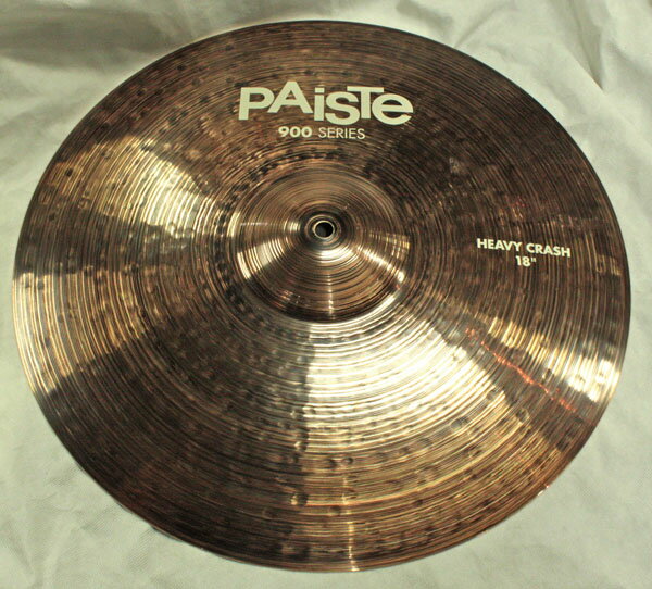 ■パイステ 900シリーズ パイステを代表する2002シリーズと同様のブロンズを採用し、 リーズナブルな価格帯ながらもハンマリングやフィニッシュにこだわり、 響きにダークなエッセンスを付加しつつも、エネルギッシュで 音抜けの良いパイステらしさを実現したミドルクラスのシリーズ。 ヘヴィクラッシュはその名の通りの厚みのあるクラッシュシンバル。 ボリューム感、パワー感に優れ、ロック系に最適なモデルです。 サイズ：18インチ ※在庫状況によっては店頭展示商品を出荷する場合もございます、あらかじめご了承くださいませ。