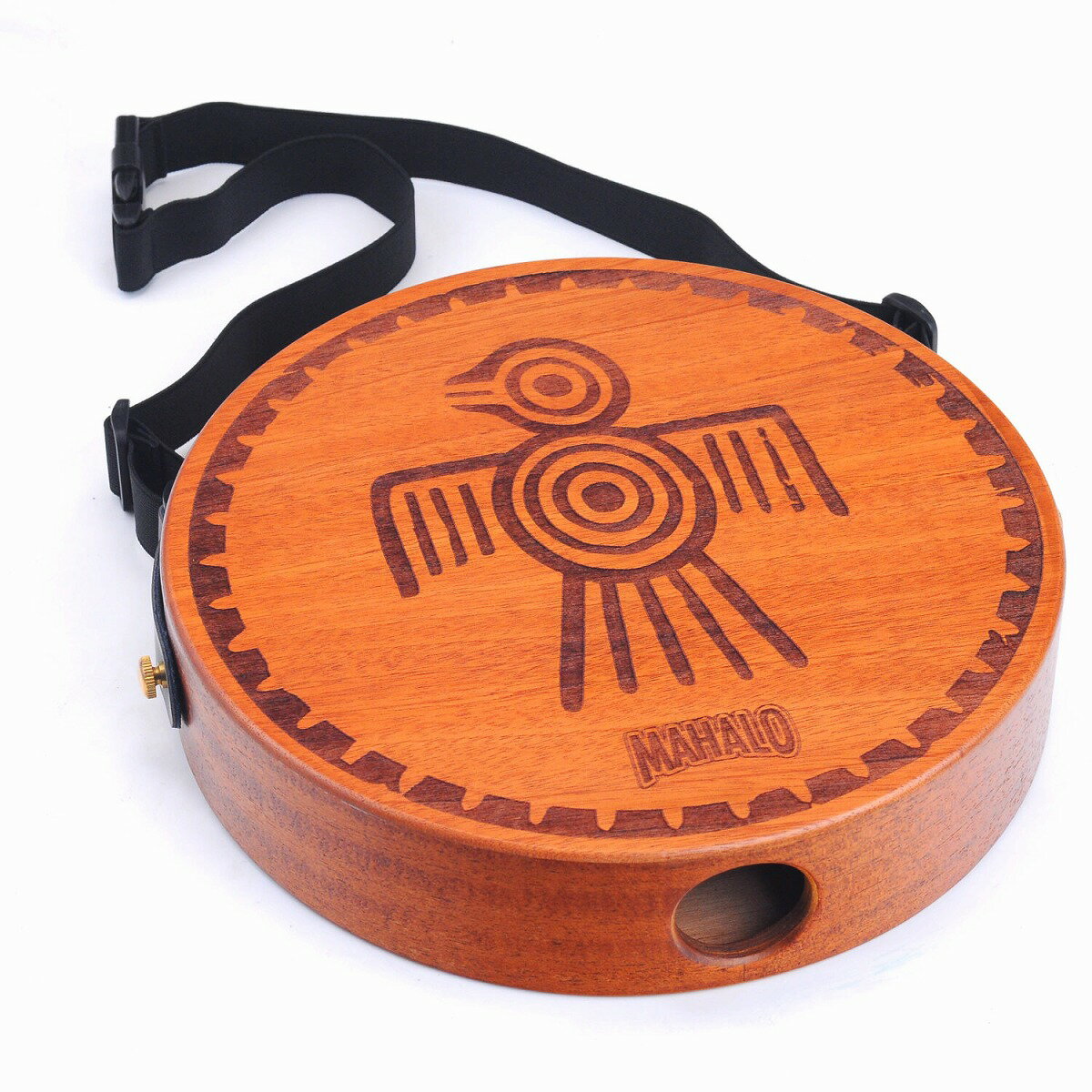 MPJ1は、伝統的なカホンに代わる実用的で楽しいラップトップカホンです。 打面は直径10″（255mm）サイズでコンパクトなサイズなので膝の上でも快適に演奏でき、 付属の伸縮性のあるサイズ調整可能なストラップで首から下げたり、腰に固定したりしての演奏も可能。 さらに、10″を固定できるスネアスタンドにも固定が可能です。 両面が演奏に使用可能で、デザインの入った面はスネア付きのカホンらしいサウンド、 デザインのない面はコンガを彷彿とさせるサウンドの多彩なサウンドを奏でます。 2.2″（56mm）のやや厚めのシェルと丸型のサウンドポートにより、 このサイズからは想像もつかないほどの音量と低音のレスポンスを実現しています。 ビーチで、キャンプファイヤーの周りで、ご自宅で、または小さな演奏会で大活躍のアイテムです。 ■主な仕様 サイズ：直径10″（255mm) x高さ2.2″（56mm） 打面材（トップ&バック）：ソリッドマホガニー リム材：マホガニー スネア： 固定式 :スナッピー 20本 フィニッシュ：マット 付属：ソフトバッグ