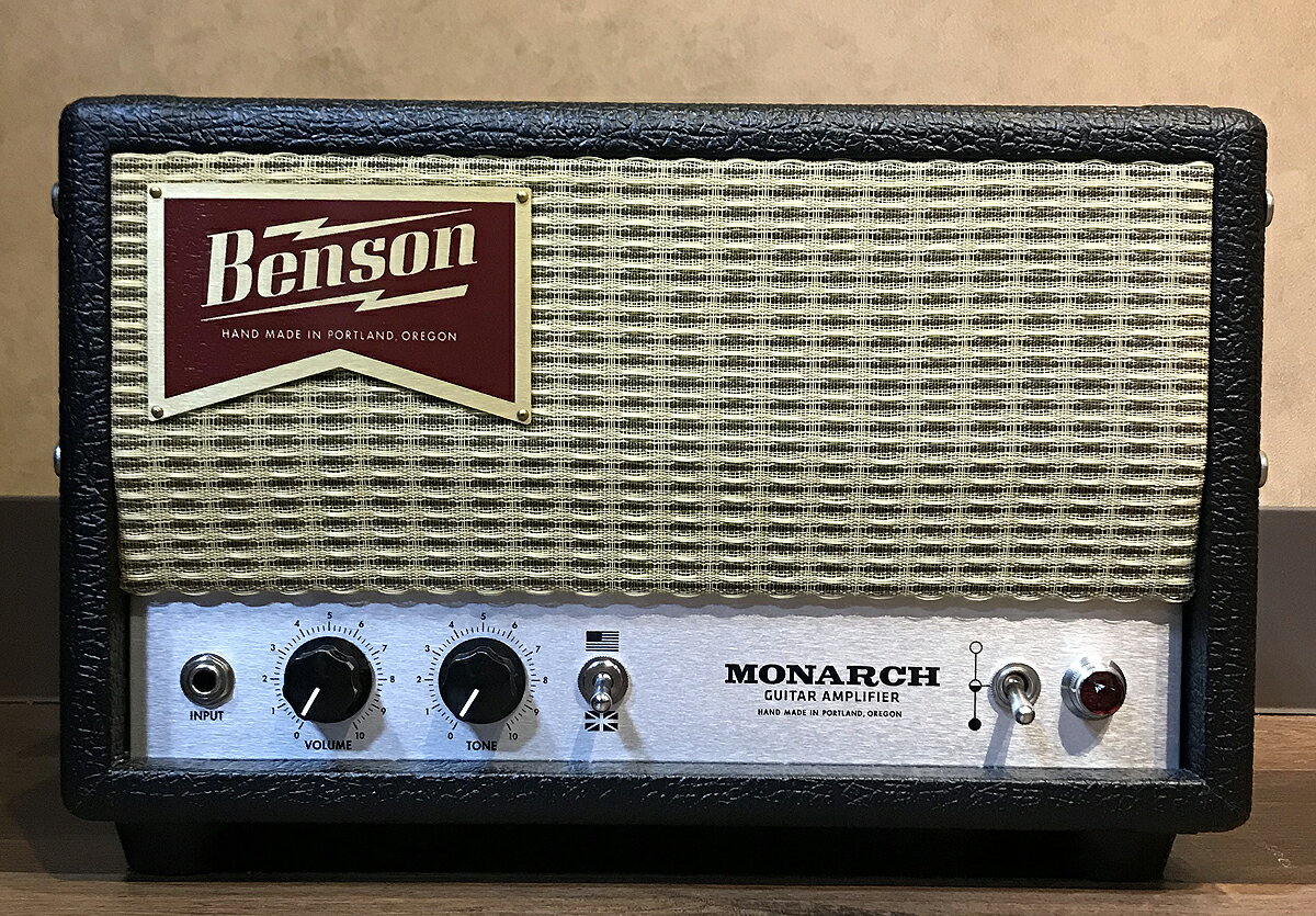 Benson Amps / Monarch 15が入荷！！ Benson Ampsと言えばNight Movesと呼ばれるグレーのTolexをイメージしますが本仕様は現時点では本国のオーダーしか受け付けていないので入手ができません。ということもあり、どんなキャビネットにもマッチする仕様であるBlackTolex / Wheat Grillを当店ではチョイスしました。 ChrisはVerellen Ampsで働いていた頃にリペアを通して様々なヴィンテージ・アンプから最近のブティック・アンプを分解、それらの回路を徹底的に研究。ハーモニクスの形成、フィルタリング、ゲインのステージ、パーツによる違い… 研究を重ねた結果を自分のデザインに盛り込みました。それと同時に「壊れにくいアンプ」を目指し、多くの苦労を重ねて今のアンプたちが誕生しました。結果、音楽的で心地よいクリーンから、アグレッシブなハーモニクスの歪みまで1台でカバーするこの「Monarch」サウンドに辿り着きました。 リファレンスがある訳ではなく、全くのオリジナル・デザインのため、「〇〇系」と例えるのが難しいのもポイントです。多くのアンプを鳴らしてきた熟練プレイヤーやショップスタッフでさえも「独自のオリジナル・サウンドを持つアンプ」と表現します。ダイナミックレンジが広く、ギターの持つアタックや鳴り、ピックアップのキャラクターをしっかり音として出力する、弾いていて気持ちの良いブティック・アンプに仕上がっています。 VolumeとToneのシンプルなコントロールと、モード切替スイッチで構成されています。 Volumeはマスター・ボリュームではなく入力ゲインの働きをするため、全体の音量感よりもゲインとハーモニクスの量に作用します。そのためVolumeを最大まで上げても極端には変わらず、豊富なハーモニクスを含んだ心地よいサチュレーション・サウンドが得られます。Toneはアンプ自体が持つ本来のサウンドを維持できるよう絶妙なポイントでハイカットします。10をスタートとし、少しずつ削りながらサウンドメイクする事をお勧めします。 もう1つの特徴は「アメリカン」と「ブリティッシュ」の切り替えスイッチで、2つのキャラクターを楽しめます。 ・「アメリカン」モード：ローミッドに太さを感じるコシのあるサウンド。Volumeを上げるとナチュラル・ファズのような太い歪みになります。 ・「ブリティッシュ」モード：抜けの良い、煌びやかなハイが特徴的なサウンド。Volumeを上げるとゲインを強く感じられ、気持ち良い往年のロックンロール・サウンドが得られます。 【コントロール】 ・VOLUME ・TONE ・AMERICAN / BRITISH 切替スイッチ 【製品の特徴】 ・ハンドメイド、Point to point設計。 ・カスタム出力トランス。 ・Mallory 150Mコンデンサーを使用。 ・2 x JJ 6V6 power tubes, 2 x JJ 12AX7 preamp tubes, 5AR4 rectifier ・Speaker outputs: 1 x 8 ohm, 1 x 16 ohm ※誠に恐れ入りますが商品の特性上、石橋楽器内の他店舗・移動でのご案内は全て御遠慮させていただきます。お問い合わせは石橋楽器渋谷店にお願い申し上げます。