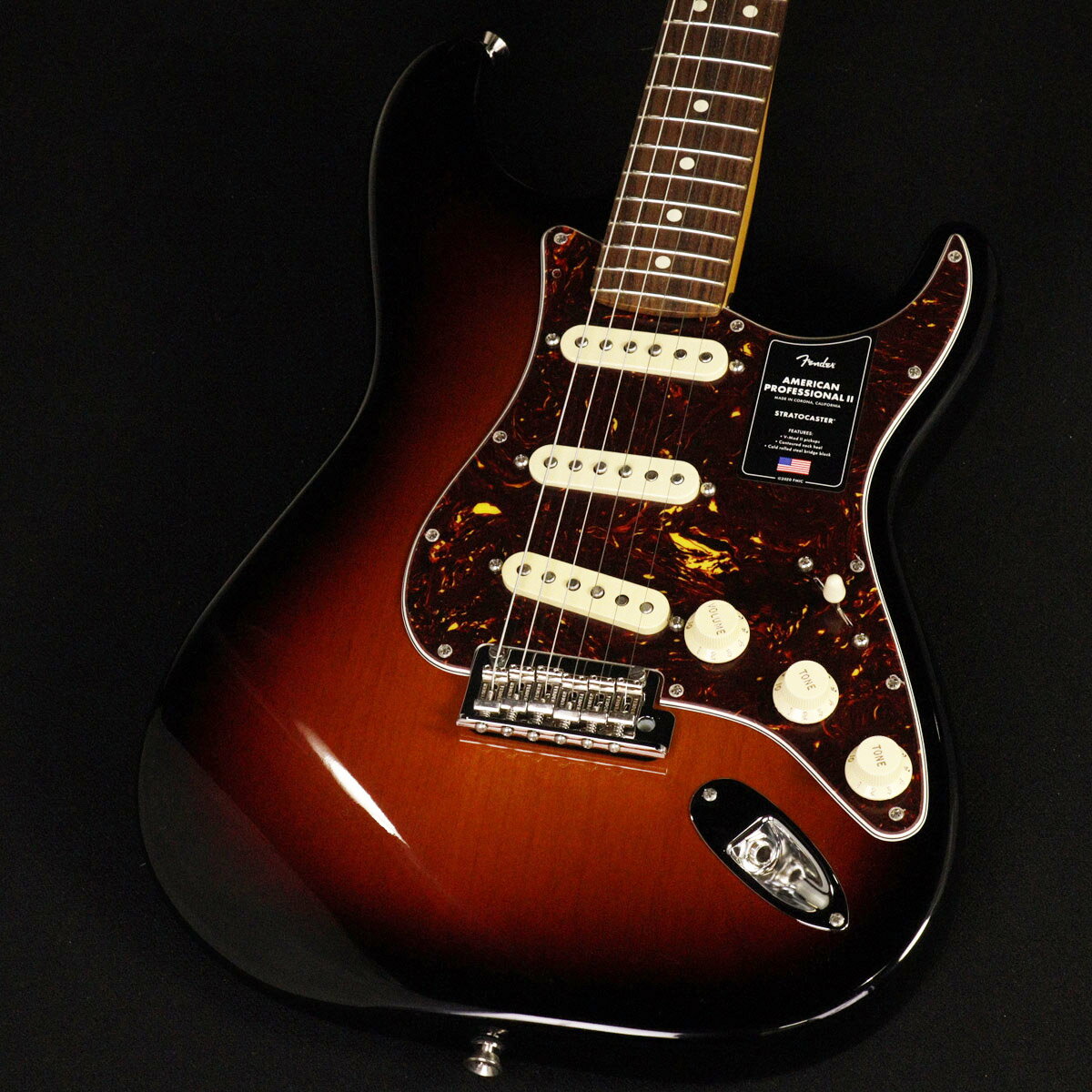 大人気『American Professional』シリーズが『American Professional II』として生まれ変わりました！ American Professional II Stratocaster?は、60年以上に渡る革新、インスピレーション、進化を経て、現代のプレイヤーの要求に応えます。 高い人気を誇るDeep Cシェイプネックは、丁寧にエッジがロールオフされ、至高の演奏体験を約束する"Super-Natural"サテン仕上げが施されています。また新たに設計されたネックヒールを採用し、快適なフィーリングとハイポジションへの容易なアクセスを実現しました。 新しいV-Mod II Stratocaster Single-Coilピックアップは、ベルのような輝きとウォームさを両立し、これまで以上に繊細で魅力的なサウンドを実現しています。コールドロールド（冷間圧延成型式）スチールブロックを採用した2点支持トレモロは、サスティン、明瞭度、ハイエンドの煌びやかさを向上させています。 American Professional II Stratocasterの手に馴染む感覚とサウンドの多様性は、手に取り、耳にした瞬間、すぐにお分かりいただけることでしょう。プロの楽器の新たなスタンダードとなるような幅広い改良が、American Professional IIシリーズには詰め込まれています。 主な仕様 Series American Professional II Body Material Alder Body Finish Gloss Urethane Neck Maple, Deep“C” Neck Finish “Super-Natural” Satin Urethane Finish on Back of Neckwith Gloss Urethane Headstock Face Fingerboard Rosewood - 9.5” (241 mm) Radius Frets 22, Narrow Tall Position Inlays White Dot Nut(Material/Width) Bone, 1.685” (42.8 mm) Tuning Machines Fender? Standard Cast/Sealed Staggered Scale Length 25.5” (648 mm) Bridge 2-Point Synchronized Tremolo with Bent Steel Saddles,Pop-In Tremolo Arm and Cold-Rolled Steel Block Pickguard 4-Ply Tortoiseshell Pickups V-Mod II Single-Coil Strat? (Bridge, Middle, Neck) Pickup Switching 5-Position Blade: Position 1. Bridge Pickup Position 2. Bridge andMiddle Pickup Position 3. Middle Pickup Position 4. Middle andNeck Pickup Position 5. Neck Pickup Controls Master Volume, Tone 1. (Neck/Middle Pickups),Tone 2. (Bridge Pickup) Auxilliary Switching Push-Push Tone Control Adds Neck Pickup Control Knobs Aged White Plastic Hardware Finish Nickel/Chrome Strings Fender? USA 250L Nickel Plated Steel (.009-.042 Gauges) Case/Gig Bag Deluxe Molded Case (Included) ■シリアル : US230002707■重量 : 3.63 kg■JAN : 0885978436118 ■付属品：ハードケース、トレモロアーム、正規保証 複数のサイトに掲載しておりますため、他のサイトにて既にご販売済みである場合もございます。 売却に伴う商品情報の削除は迅速を心掛けておりますが、ご注文後に万一売り切れとなっておりました際は誠に申し訳ございませんがご容赦くださいませ。