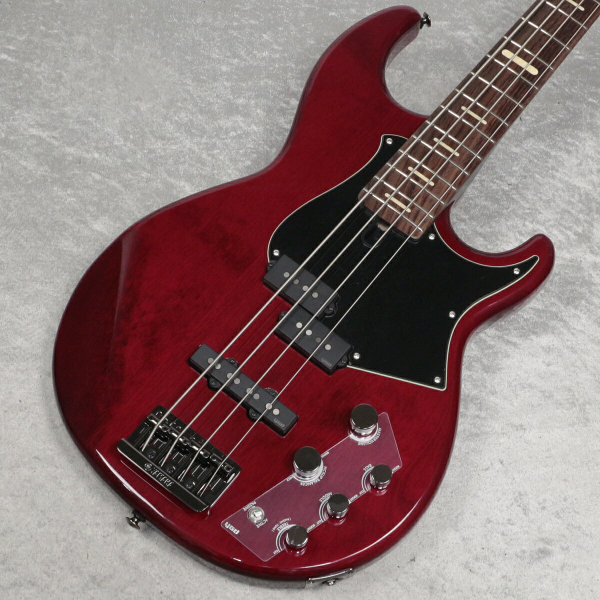 アクティブ・パッシブ切り替え可能なバーサタイルなモデル ヤマハBBシリーズは、40年もの間、常にその時代の音楽シーンに求められるサウンド・機能を追求し、多くのベーシストから高い評価を頂いてきました。 新しいBBシリーズは、ボディの鳴りを飛躍的に向上させ、パワフルさとクリアな輪郭を併せ持ったサウンドを実現しました。 伝統を継承しながらも、進化を続けるベース。ヤマハBB。 ■BB700 Series 3バンドアクティブイコライザーによる緻密なサウンドメイク、アクティブ、パッシブ切り替えが可能な多機能モデル。アルダー/メイプル/アルダーの3プライ構造。ネック接合にはマイターボルティングネックジョイントを採用し、ボディと一体となった強力な鳴りを生み出します。好みに応じて選択できるコンバーチブルタイプのブリッジを搭載。 【主な特徴】 ●アルダー/メイプル/アルダー3プライのボディ構造 ●ボディとネックをより強固に密着させるマイターボルティング ●5ピースネック ●3バンドアクティブイコライザー搭載 ●コンバーチブルタイプブリッジ＆サドル ●最適なボディバランスに貢献する軽量ペグ ■アルダー/メイプル/アルダー3プライのボディ構造 新BBシリーズは、アルダー/メイプル/アルダー3プライのボディ構造 。両サイドのアルダーに挟まれた硬質なメイプル材が、中音域を豊かにし、よりバンドのサウンドに溶け込む胴鳴りを実現。また、ボディ材にメイプルを使用することで、ネックのメイプル材と直結した音の伝達が可能となり、ボディとネック間の音のロスを軽減し弦振動を確実に受け止めます。 ■ネックを強固に密着させるマイター・ボルティング ボディ裏面から垂直にネックを固定する4本のネジに加え、ボディ裏から45度の角度でネックエンドを固定する2本のネジを追加したマイター・ボルティング方式を採用。ボディとネックを強固に密着させ、ボディとネックが一体となった強烈な鳴りを生み出します。通常のボルトオンジョイントよりも弦振動のエネルギーロスが少なく、豊かなサスティンと圧倒的な胴鳴りを実現します。 ■新開発ピックアップ YGDカスタムV7 新たに独自開発したピックアップを搭載。アルダー/メイプル/アルダーのボディ構造と相まって、バンドの中で埋もれない抜けの良いサウンドを実現。700グレードとProグレードに搭載。 ■アクティブサーキット 新BBの700グレードは、アクティブサーキットとパッシブサーキットによるサウンドメイクがスイッチひとつで切り替え可能。アクティブサーキットは、粒立ちの良い新BB用に調整。さらに、3バンドイコライザーのトレブルつまみは、パッシブサーキット使用時のマスタートーンコントロールとして機能するにも関わらず、切り替え時に音量差が生じない繊細な設計。自然なトーンの調整でストレスの無いスムーズな切り替えが可能。接触不良や音質劣化が起こりにくい金メッキ処理の高品質パーツを採用。バックパネルのバッテリーアラートLEDは、電池交換のタイミングをランプの点灯で警告し、ステージ上の突然の電池切れを防止します。 ■コントローラー部 新BB700グレードには3バンドアクティブイコライザーに加え、プレイヤーの要求する音作りに柔軟に応えるアクティブ・パッシブサーキット切り替えスイッチ、ピックアップバランサーを搭載。 ■コンバーチブルタイプブリッジ＆サドル 700グレード、Proグレードでは、ボディ裏側から弦を通す「ストリング・スルー・ボディ」構造を採用。ボディ裏から垂直に弦を通す一般的な手法に比べ、45度の角度で弦を通すことで、弦振動のエネルギーをよりロス無くボディに伝えます。サドル直下から弦を通す一般的な裏通し方式では、プレート部、サドル部での弦振動ロスが大きく、弦振動を効率的且つ確実に伝えることが困難ですが、ボディ底部を斜めにカットし、45度の角度をつけて弦を通すことによって、サドル部での弦のストレスを軽減。半円形型サドルの接点の違いにより、歯切れの良いクリアなサウンドからあたたかみのあるサウンドまで、プレイヤーの多彩な表現に応えます。ビンテージプラスブリッジの真鍮製サドルは深みのある低音を、スティール製のプレートは明るいサウンドを実現。スプリングやネジ等の金属パーツは錆や腐食への耐性を考慮したステンレス製となっています。 ※弦はブリッジに表側から張る場合にはロングスケール、ボディ裏側から張る場合にはスーパーロングスケールの弦をお薦めします。 ■5ピースネック メイプル＆マホガニーで構成される5ピースネックを搭載し、歯切れの良いシャープなサウンドを実現。反りやねじれを防ぎネックを常に演奏しやすい状態に保つと共に、メイプルのタイトなサウンドの中にマホガニーの持つ温かみのあるサウンドが加わります。 ■デザインネック 前モデルのBBに比べ薄いネック形状に変更。現代の音楽シーンにも適した高い演奏性を実現します。 ■軽量ペグ 薄く、軽くなった新BBのボディにあわせて、前モデルに比べ軽量なペグを採用。全体のボディバランスが向上し最適な弾き心地を実現。 付属品:ギグバック付属、レンチ、マニュアル、メーカー正規保証書(1年) ■JANコード:4957812709453 製品仕様 ボディ/ネック構造マイターボルティングスケール863.6mm指板ローズウッド 指板アール250Rフレット数/サイズ21ボディアルダー/メイプル/アルダー3プライネックメイプル/マホガニー 5ピースブリッジビンテージプラスライト&#40;スチールプレート/スチールサドル）弦間ピッチ19mmピックアップYGD V7 P/J &#40;アルニコV&#41;コントロールマスターボリューム、ピックアップバランサー、3バンドイコライザー（ベース、ミドル、トレブル）アクティブ・パッシブスイッチ弦D&#39;Addario EXL170ナット素材/幅GraphTech/4弦：40mm