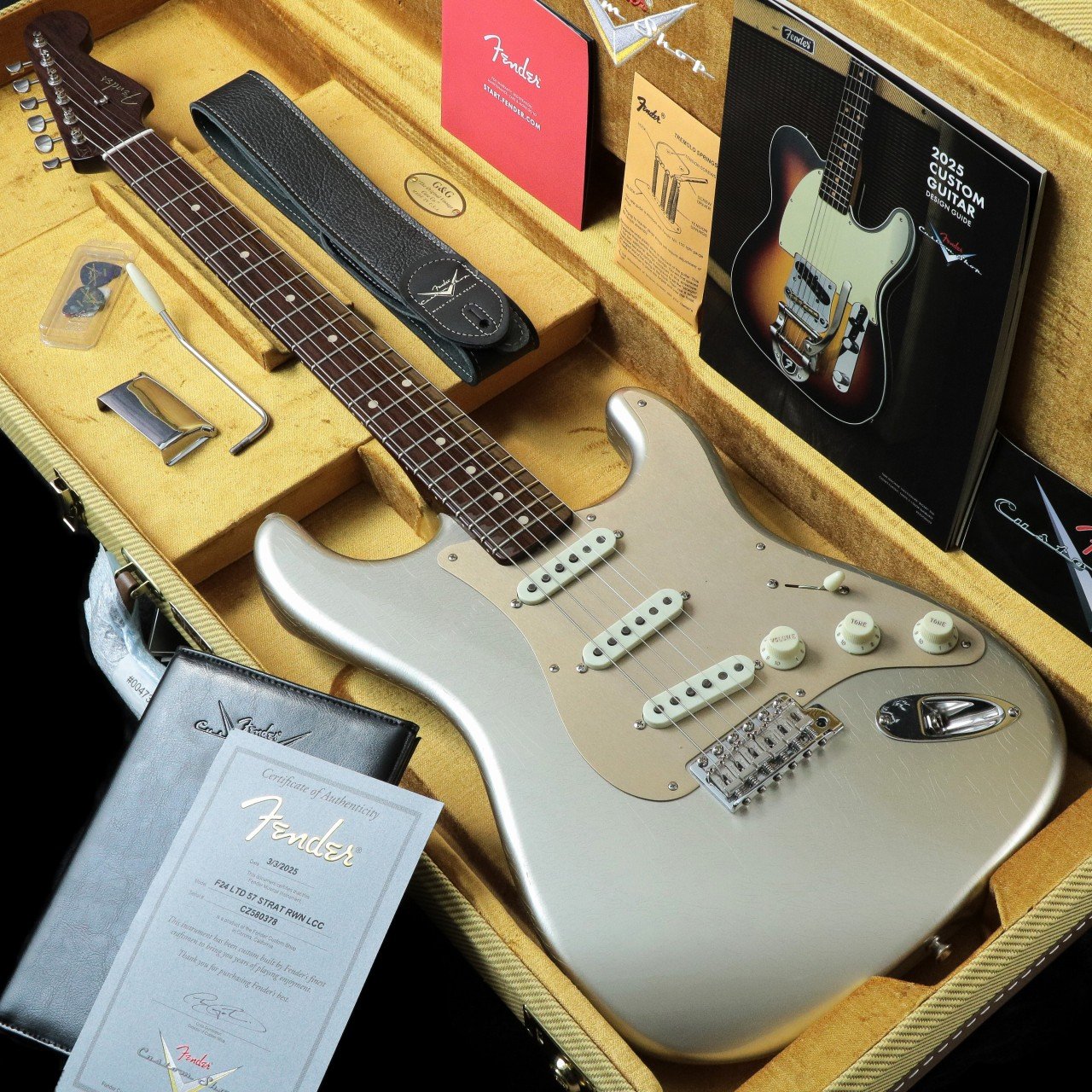 Fender Custom Shop / Limited Edition 1957 Stratocaster Rosewood Neck Deluxe Closet Classic Aged Inca Silver 2024年に開催されたFender Custom Shop イベントでのリオーダー品がこの度入荷いたしました！ 大変貴重なローズウッドネックに、アノダイズドゴールドピックガードを搭載した「Aged Inca Silver（エイジドインカシルバー）」フィニッシュのボディと非常に珍しくクールな印象の1本となっております。 「Nitrocellulose Lacquer(ニトロセルロースラッカー)」塗装で「Deluxe Closet Classic」フィニッシュの「2-Piece Alder(アルダー)」ボディに、珍しい「Rosewood(ローズウッド)」ネック。ネックシェイプは程よく厚みのある「57 Style Soft"V"」で、指板Rは「9.5Radius」。 フレットサイズは「Narrow Tall / 6105」の21フレット仕様です。 近年のカスタムショップ製品では定番となっている現代的なスペックを採用しておりプレイアビリティも抜群となっております！ ピックアップには「Hand Wound Strat Fat 50's」を搭載。 程よくパワー感があり、ブライトながら太さもあるグッドトーンをアウトプット。 コントロールは「Fat 50's Strat」でブリッジPUにもトーンが効く仕様となっており音作りもしやすくなっております。 （MasterVOL、Tone1がNeckとMiddle、Tone2がBridge） 貴重なローズウッドネックを装備したルックス、サウンド、プレイアビリティどれをとっても隙のない一本です！！ 是非お早めにご検討くださいませ！ ■付属品：認定証、ハードケース、正規保証2年 ■シリアルナンバー：CZ580378 ■重量：3.58kg ■商品CD：0197955024097 ※誠に恐れ入りますが商品の特性上、石橋楽器内の他店舗・移動でのご案内は全て御遠慮させていただきます。 Body:2-Piece Alder Neck:Rosewood Radius:9.5R Neck Back-Shape:57Style Soft"V" Frets:Narrow Tall / 6105 Pickup:Hand Wound Strat Fat 50's Control:Fat 50's Strat（MasterVOL、（N)(M)Tone、（B)Tone） Switch:5Way Bridge:CustomShop Vintage Strat S:新品