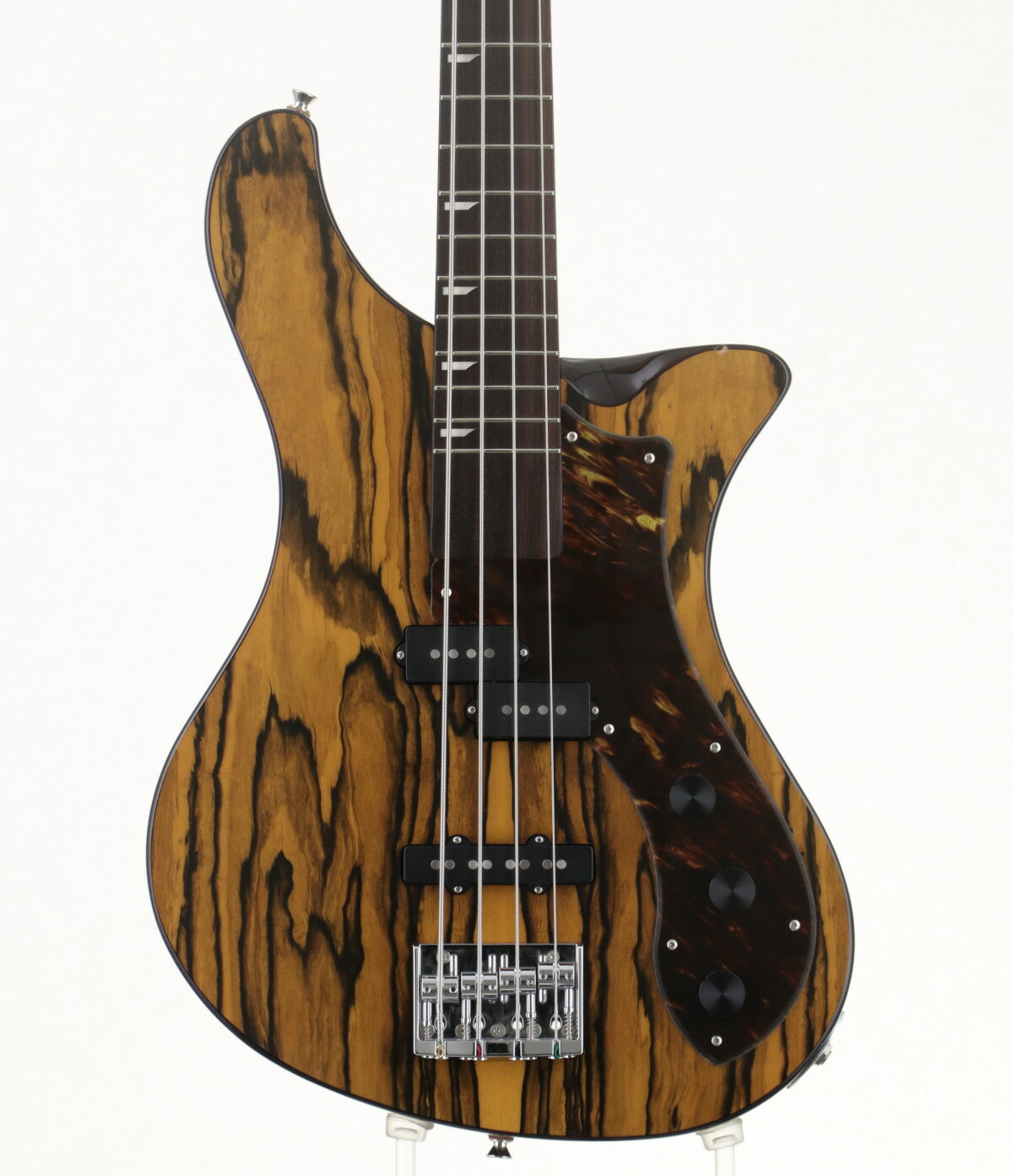 RYOGA Diver-B442/WE DBN 中古入荷いたしました！ロング・スケール・ベースに、重量バランスの良さと優れたプレイアビリティ、そして力強い低音域を求めたDIVERシリーズ。ホワイトエボニートップにアッシュバックのボディ、メイプルとウォルナットの5ピースネック、ローズ指板の仕様。オリジナルピックアップをPJレイアウトにて搭載。コントロールは2ボリューム、1トーンとなっています。 細かい擦り傷や打痕、金属パーツのくすみなどはございますが中古商品としてはきれいな状態です。入荷後クリーニング、全体調整済みで演奏上問題ありません。 ※トラスロッド、フレット残り、弦高等の記載がある場合は当社スタッフがセットアップ時に計測したものであり、 気候、湿度等、環境の違いによる影響等で、変化が起こります。数値は購入時の参考としてご利用いただく事を想定しており、 お手元に届いた際に同数値である事をお約束するものではございません。 ※こちらの商品は現物1点限りを、店頭展示を含め複数のモールに同時掲載しております。 売却に伴う商品情報の削除は迅速を心掛けておりますが、必ずしもリアルタイムではございません。 ご注文後に万一売り切れとなっておりました際は、誠に申し訳ございませんがご容赦くださいませ。 製品仕様 商品ランクB＋：多少傷はあるが通常使用する用途において問題なし保証期間12ヶ月シリアルナンバーE201617製造国日本ケースソフトケース重量3.75kgトラスロッド【問題なし】ロッド左右60度まで確認済みにて問題なしフレット残り【問題なし】充分なフレット高さあり弦高低音弦側12フレット上 2.5mm弦高高音弦側12フレット上 2.0mmナット幅38.7mmスケール864mm &#40;34"&#41;セットアップ時の弦D&#39;Addario EXL165 / .045-.105 setリペア・メンテナンス箇所クリーニング・弦交換・ロッド調整・オクターブ調整・弦高調整