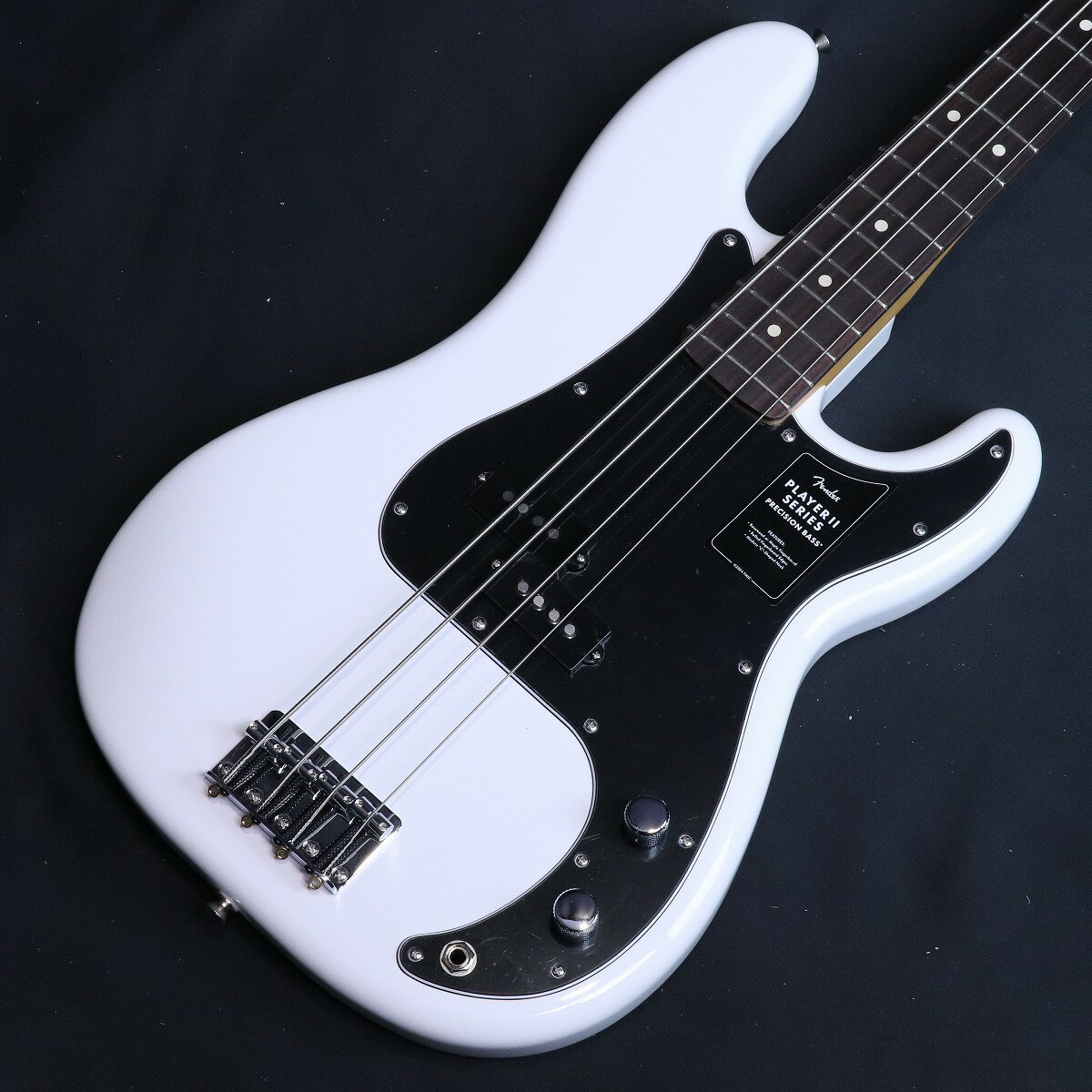 フェンダー大人気シリーズがアップデート『プレイヤーII』登場！ Player IIシリーズは、フェンダーの伝統と進化を兼ね備え、フェンダーのDNAを持つアイコニックなサウンドとスタイルを提供します。 現代のあらゆるプレイヤーのライブステージやスタジオワークに必要とされる汎用性の高い仕様を持ち、プレイヤーの演奏にインスピレーションを与える現代的なアップデートが施されています。 また、本シリーズは、音楽に本気で取り組むプレイヤーも満足する製品ラインナップを取り揃え、これらを手頃な価格で実現しています。 Player II Precision Bassは、時代を超越したフェンダーの魅力を放ちながらも、その中身は現代プレイヤー向けにデザインされています。 Modern “C”シェイプのネックバックにはシルキーなサテンウレタンフィニッシュが施されており、丁寧にロールオフされた指板エッジと20本のミディアムジャンボフレットを採用した9.5インチラジアスのスラブローズウッドまたはメイプル指板が、ネック全長にわたり快適なプレイアビリティを提供します。 クラシックなトーンウッドであるアルダーボディを採用したPlayer II Precision Bassは、伝統的なフェンダーフィニッシュ、またはフェンダーのカラーアーカイブから発掘され、本シリーズで初採用となる新フィニッシュなど、幅広いカラーの選択肢をご用意しています。 Player Series Alnico V Split-Coil P bassピックアップからは丸味のあるハイエンド、うねるようなミッドレンジ、そして迫力のあるローエンドが得られます。 シングルグルーヴ付き4スチールサドル式ブリッジ、オープンギアチューニングマシンによりチューニングの安定性が確保され、無限のサウンドの可能性を追求できる柔軟性を備えています。 Player IIシリーズ製品は、フェンダーならではのルックス、トーン、フィーリングを備え、自分だけの個性的なサウンドを作り上げるのに最適な仕様でまとめ上げられています。 ■付属品：ソフトケース、調整用レンチ、メーカー保証書 ■JANコード:0885978115839 ■シリアルナンバー:MX25034389 ■重量:3.71kg ※こちらの商品は店頭展示品の為、画像に写りにくい磨き傷などがある場合がございます。 製品仕様 Body Material AlderBody Finish Gloss PolyesterNeck Maple, Modern “C”Neck Finish Satin Urethane Finish on Back of Neck with Gloss Urethane Headstock FaceFingerboard Slab Rosewood, 9.5” &#40;241 mm&#41;Frets 20, Medium JumboPosition Inlays White DotNut &#40;Material/Width&#41; Synthetic Bone, 1.625” &#40;41.3 mm&#41;Tuning Machines Standard Open-GearScale Length 34” &#40;86.36 cm&#41;Bridge 4-Saddle StandardPickguard 3-Ply Black/White/BlackPickups Player Series Alnico 5 Split Single-Coil Precision BassPickup Switching NoneControls Master Volume, Master ToneControl Knobs Knurled Flat-TopHardware Finish Nickel/ChromeStrings Fender USA 7250M Nickel Plated Steel &#40;.045-.105 Gauges&#41;, PN 0737250406Case/Gig Bag Softcase