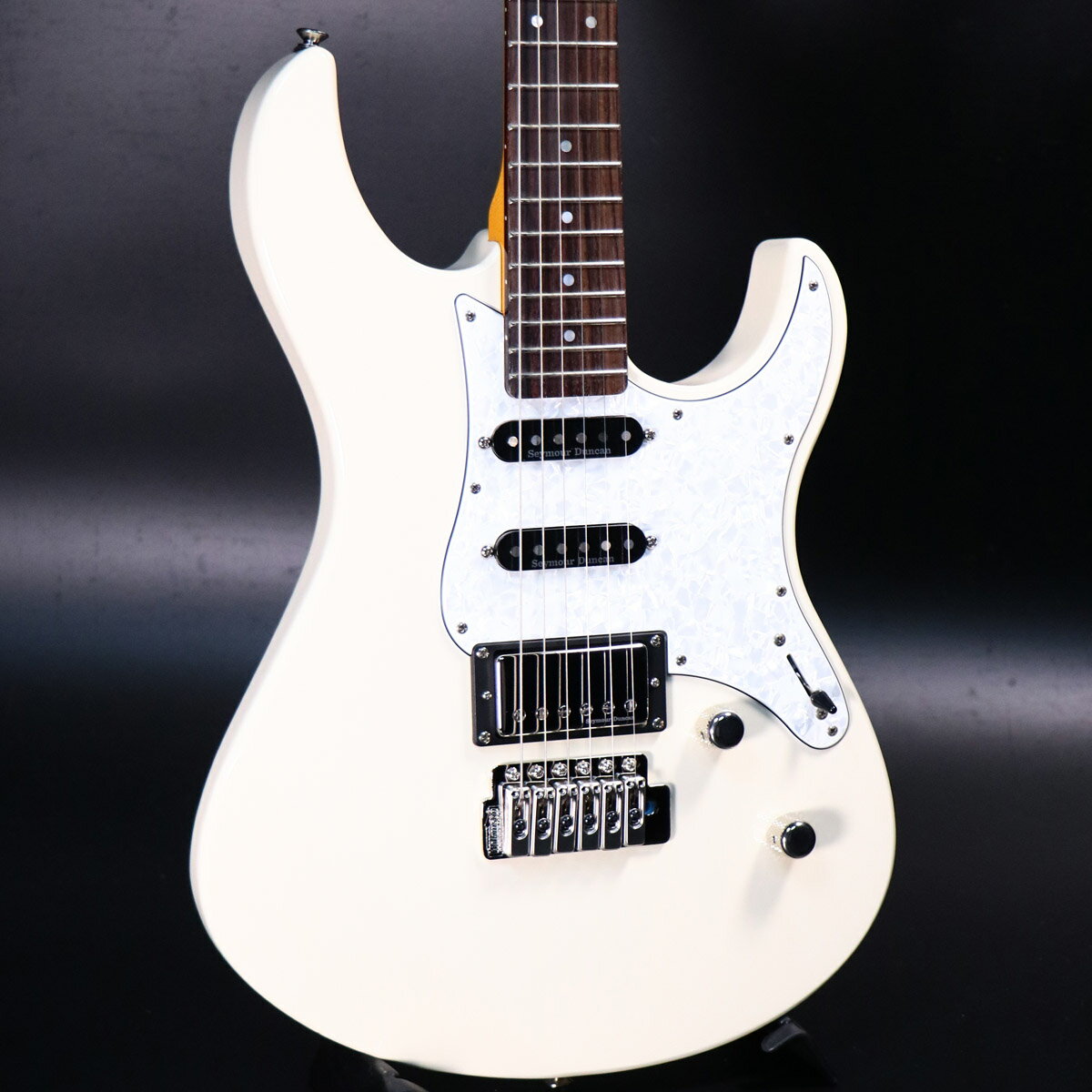 パシフィカ上位機種の600シリーズにNewモデル誕生！店頭展示処分！OUTLET特価！●多彩な音楽ジャンルに対応できるピックアップコンフィグレーションピックアップはフロントにSeymour Duncan社製のSSL-1を、センターにはSSL-1 RwRp 、リアにはカバードハムバッキングCustom5を搭載。きらびやかな高域を持つクリーントーンが特長のSSL-1/SSL-1RwRpと適度にブライト感を抑えながら粘りのある独特なハムバッキングサウンドを創出するカバードCustom5のコンビネーションは、幅広い音作りに対応可能。リアハムバッカーにはコイルタップも搭載され、多彩な音楽ジャンルで活躍できる1本に仕上がっています。●クオリティの高いパーツを搭載トレモロユニットには、Wilkinson社製VS-50を採用。スムースなアーミングを実現しながらもGrover社製ロッキングチューナーとGraph Tech社製 Black TUSQ ナットとストリンングリテーナーとの組み合わせにより、安定したチューニングを実現します。●高い演奏性を実現したボディ＆ネック演奏性を高める為に入念に計算しカットされたコンター部分など、体にフィットする非常にバランスのとれた形状となっており、長時間の演奏でも快適なプレイヤビリティを実現しています。ネックは高い評価を得ているPacificaシリーズのネックシェイプを踏襲しつつ、ネック背面には高級感のある外観と適度なグリップ感を実現するグロスフィニッシュと木材の質感を感じつつ、滑らかに手に馴染むサテンフィニッシュの2パターンをラインアップ！■付属品:ソフトケース、アームバー、メーカー1年保証■シリアルナンバー:ILH254181■重量:3.74kg 製品仕様 ボディアルダーネックメイプルネックフィニッシュグロス仕上げ指板ローズウッド22F（350R）弦長648mm弦間ピッチ10.5mmペグGrover ロッキングチューナーナットGraph Tech Black TUSQ（41mm）ブリッジWilkinson VS50-6ピックアップSeymour Duncan SSL-1/Seymour Duncan SSL-1RwRp/Seymour Duncan Custom5コントロールマスターボリューム/マスタートーン（コイルタップスイッチ）/5Pセレクター・スイッチハードウェアニッケル