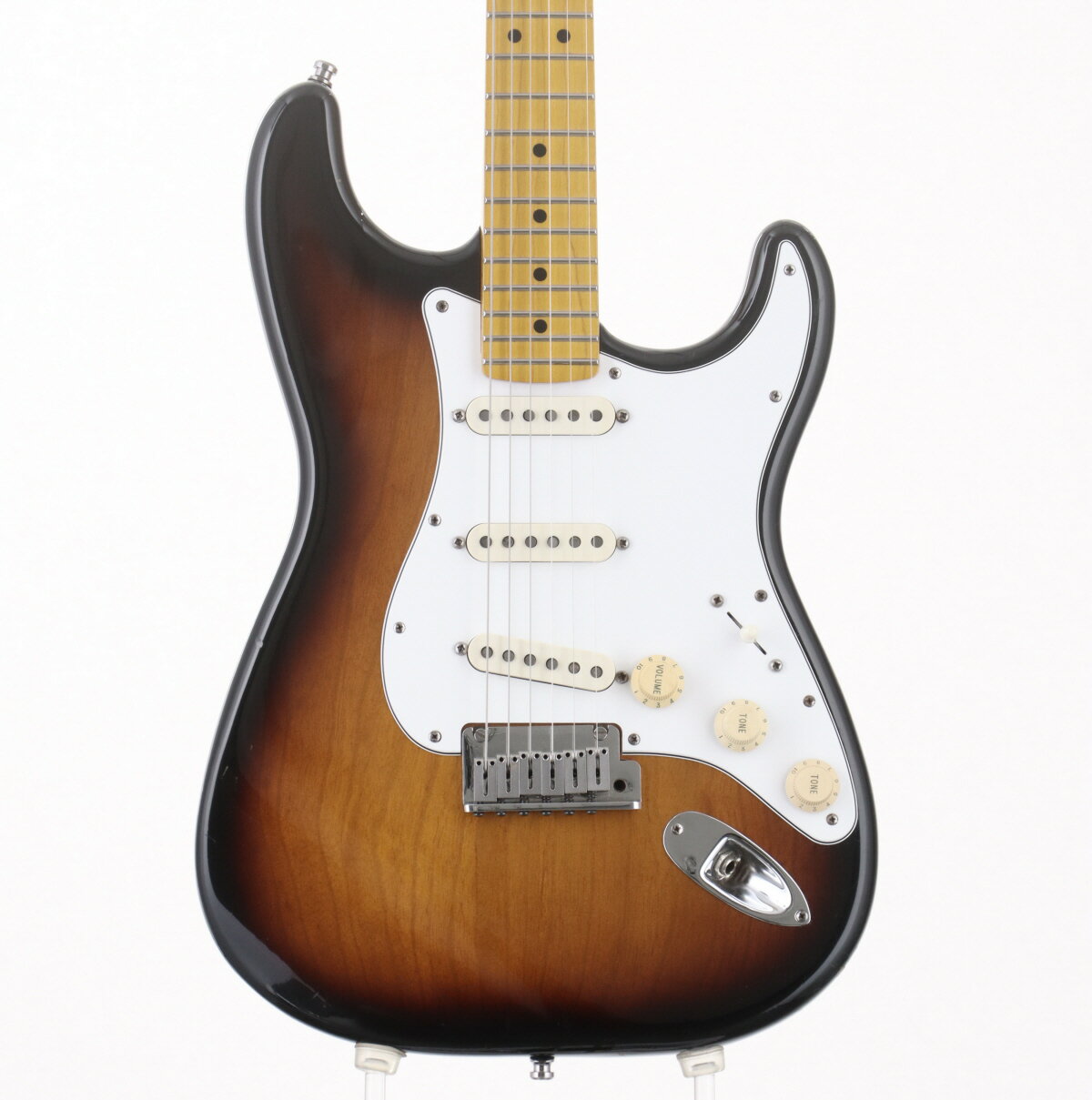NO BRAND American Classic Stratocaster Body Modifiedが中古で入荷。シリアル：CN508004ネックはワーモス。ボディはカスタムショップのAMERICAN CLASSIC ST 1997のボディ。アッセンブリ等はオリジナル。ストラップピン交換有り。バックパネル欠品。認定書欠品。 全体的に傷、打痕、ボディバックに打痕多数含め使用感はございますが、こちらの商品は弊社入荷後、弦を新品に張り替えを行い、弊社リペア部門にて各部クリーニング、メンテナンス＆セットアップを行っております。また購入後安心して永くお使い頂ける様、新品同様に1年間の保証をお付けしております。 ※トラスロッド、フレット残り、弦高等の記載がある場合は当社スタッフがセットアップ時に計測したものであり、 気候、湿度等、環境の違いによる影響等で、変化が起こります。数値は購入時の参考としてご利用いただく事を想定しており、 お手元に届いた際に同数値である事をお約束するものではございません。 ※こちらの商品は現物1点限りを、店頭展示を含め複数のモールに同時掲載しております。 売却に伴う商品情報の削除は迅速を心掛けておりますが、必ずしもリアルタイムではございません。 ご注文後に万一売り切れとなっておりました際は、誠に申し訳ございませんがご容赦くださいませ。 製品仕様 商品ランクB：かなり、傷＆使用感はあるが、通常使用する用途において問題なし保証期間12ヶ月シリアルナンバーCN508004製造年1997ケースハードケース付属品アーム・ストラップロックピン重量3.69kgトラスロッド【問題なし】ロッド左右60度まで確認済みにて問題なしフレット残り【問題なし】充分なフレット高さあり弦高低音弦側12フレット上 2.0mm弦高高音弦側12フレット上 1.5mmセットアップ時の弦.009-.042 setリペア・メンテナンス箇所クリーニング・弦交換・ロッド調整・オクターブ調整・弦高調整