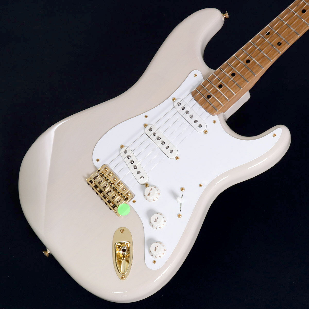 特別な Vintera II 50s Stratocaster がイシバシ楽器店限定入荷致しました！Vintera II 50s Stratocasterは、50年代のタイムレスなサウンドを現代に蘇らせ、フェンダーならではのアイコニックなルックス、インスピレーション、比類ないトーンで人気のモデルです。本モデルはこの人気モデルに様々なカスタムを施した限定仕様の特別モデルです。レギュラーカラーにはないホワイト・ブロンドはフェンダー伝統のカラーです。ハードウェアはこの特別なカラーマッチするゴールドパーツ仕様となっております。ネック材はメイプルに加熱処理を行い、安定性や鳴りを向上させた人気のローステッドメイプル材を採用。新品ながらヴィンテージの様な「枯れた」サウンドが期待出来ます。そして最大の変更点は心臓部であるピックアップを『Custom Shop Fat '50s Strat』に3基とも変更している点でしょう。フェンダー伝統の製造方法で、USA工場にて丁寧に製造されているこちらのピックアップは他ブランドには模倣できない、これぞストラトと言ったサウンドを奏でます。アルニコ5を採用し低音のレスポンスも強化されており現代にマッチしたサウンドは、リプレイスメントパーツとしても大人気の一品です。その様な特別仕様を纏った即戦力のストラトが国内イシバシ楽器店のみの限定販売です。VINTERAII通常モデルよりはややお高い販売価格ですが、上記のモディファイを既に施したストラトと考えると非常にコスパの良いモデルではないでしょうか。限定モデルの為、是非お早めにご検討ください。■付属品：ソフトケース、トレモロアーム、メーカー保証書■商品コード：0885978148431■重量：3.55kg■シリアルナンバー：MX24081045 製品仕様 BODY MATERIAL AlderBODY FINISH Gloss PolyesterCOLOR White BlondeNECK MATERIAL Roasted MapleNECK FINISH Gloss UrethaneHEADSTOCK FINISH Gloss UrethaneFINGERBOARD MATERIAL Roasted MapleFINGERBOARD FINISH Gloss UrethaneFINGERBOARD RADIUS 7.25"INLAYS Black DotFRETS Vintage TallNUT MATERIAL Synthetic BoneNUT WIDTH 1.65" &#40;42 mm&#41;PICKUPS Custom Shop Fat &#39;50s Strat（Bridge,Middle,Neck）SWITCHING 5-Way BladeBRIDGE 6-Saddle Vintage-Style Synchronized Tremolo with Bent Steel SaddlesTUNERS Fender Vintage-StyleCASE Deluxe Gig Bag