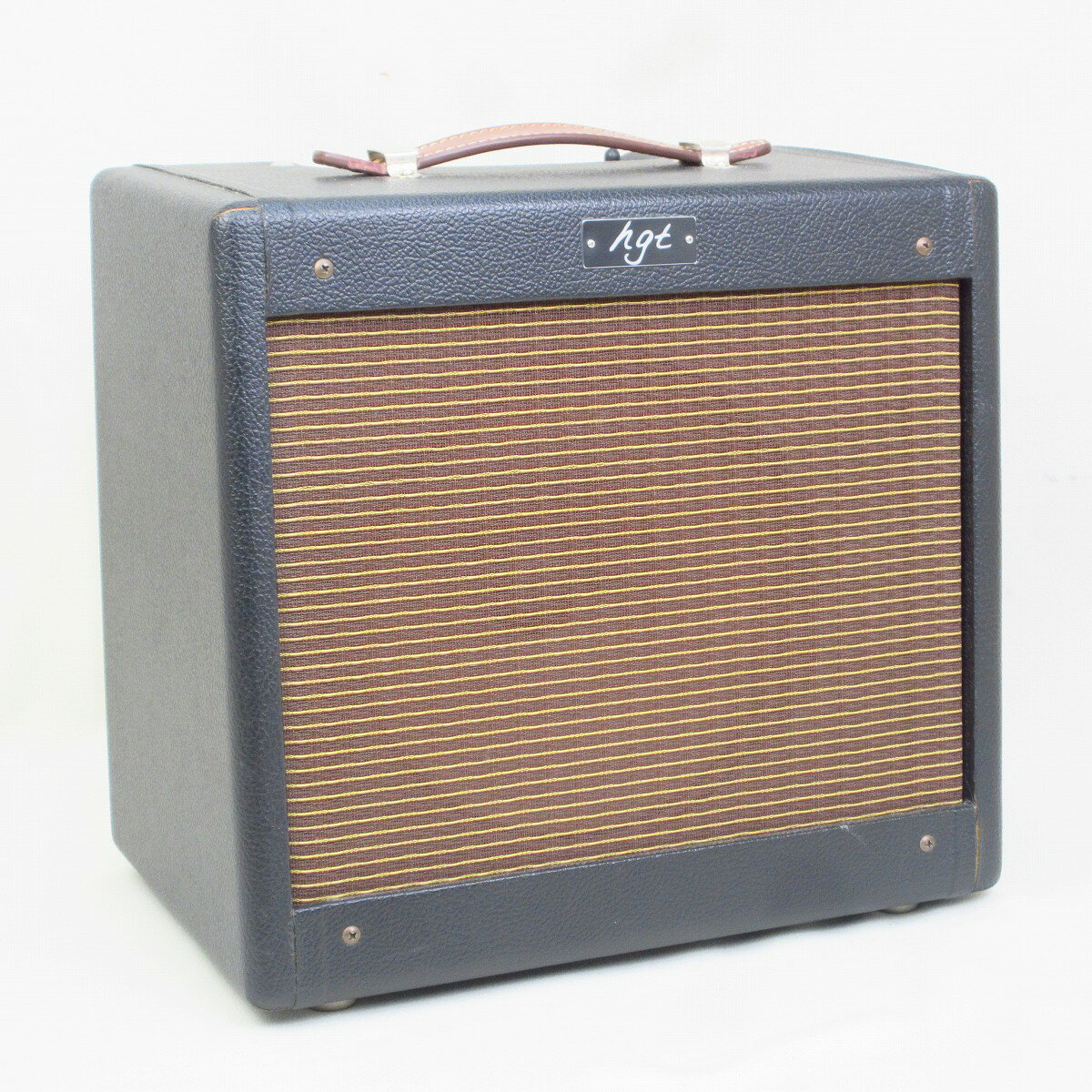 HG-Ampシリーズの基本回路はそのままに高品位の残響効果が得られる「アキュトロニクス」製スプリング式リバーブ・タンクを搭載した「HG-Amp III Reverb」。 「原音を損なうことなく、その外側を覆うようなリバーブが特長です。 ゲイン・レベルによってリバーブの効き方が変化しますので、クリーン〜クランチ〜ハード・ディストーションそれぞれのサウンドに適したリバーブが得られます。 そして、今回の最新作には従来から要望の多かったトーン・コントロールを装備しました。 いわゆるスタック方式と呼ばれるトーン回路ながら、独自の回路設計により、効き幅の大きいトレブル／ミドル／ベースの各コントロールを実現。 驚くほど多彩なトーンを生みだします。 外観上、通常使用による小キズ、汚れが点在しておりますが、動作上問題ございません。 ■中古保証:3ヶ月 ■商品ランク:B+(多少傷はあるが通常使用する用途において問題なし) ■付属品:取扱説明書