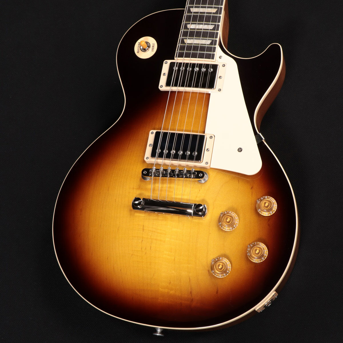50s Les Paul Standardがパワーアップして登場！ ダントツ人気の50s Les Paul Standardが待望の再入荷！ Gibson 50s Les Paul Standard 、メイプルトップにウエイトリリーフを廃したマホガニーボディ、50年代の丸みを帯びたネックを採用した往年のレスポールスタンダードを求めるプレイヤーに最適な一本です。 ピックアップには定評のあるBurstbucker 1(Neck)/Burstbucker 2(Bridge)を搭載し、左手の細かなニュアンスやピッキングの強弱、繊細なボリュームコントロールといった演奏表現を余さず出力します。 近年のギブソンに見られる基盤でなく、ハンドワイヤードの電装にはオレンジドロップキャパシターを搭載！ キーストーンペグ、ワイヤーなしのABRブリッジにアルミニウム製ブリッジ・テイルピースなど、ヴィンテージを意識した拘りが満載でございます。 使い込むほどに手に馴染み、より一層オールド感が引き立つ至極の一本となるでしょう！ 主な仕様 Body Material : Mahogany Body Top : Maple WeightRelief : None Finish : Gloss Nitrocellulose Lacquer Neck Material : Mahogany Neck Profile : Vintage 50s Scale Length : 24.75" Fingerboard Material : Rosewood Fingerboard Radius : 12" Number Of Frets : 22 Frets : Medium Jumbo Nut Material : Graph Tech Nut Width : 1.695" End of Board Width : 2.26" Inlays : Acrylic Trapezoids Hardware Finish : Nickel Bridge : ABR Tailpiece : Aluminum Stop Bar Pickguard : Cream Control Knobs : Amber Top Hats w/ Pointers Switch Tip : Amber Switchwasher : Cream Jack Plate Cover : Cream Neck Pickup : Burstbucker 1 Bridge Pickup : Burstbucker 2 Controls : 2 Volumes, 2 Tones & Toggle Switch (Hand-wired with Orange Drop Capacitors) Strings : .010, .013, .017, .026, .036, .046 Case : Hard Shell Case ■ シリアル : 210150018 ■ 重量 : 4.02kg ■JAN : 4580228786949 ■付属品：ハードケース、正規保証 ※ご購入いただいたご本人様に限り、メーカー規定の故障に対して保証が提供されます。保証修理受付の際は「ご購入時の領収書もしくは納品書」をご提示いただきます。 複数のサイトに掲載しておりますため、他のサイトにて既にご販売済みである場合もございます。 売却に伴う商品情報の削除は迅速を心掛けておりますが、ご注文後に万一売り切れとなっておりました際は誠に申し訳ございませんがご容赦くださいませ。